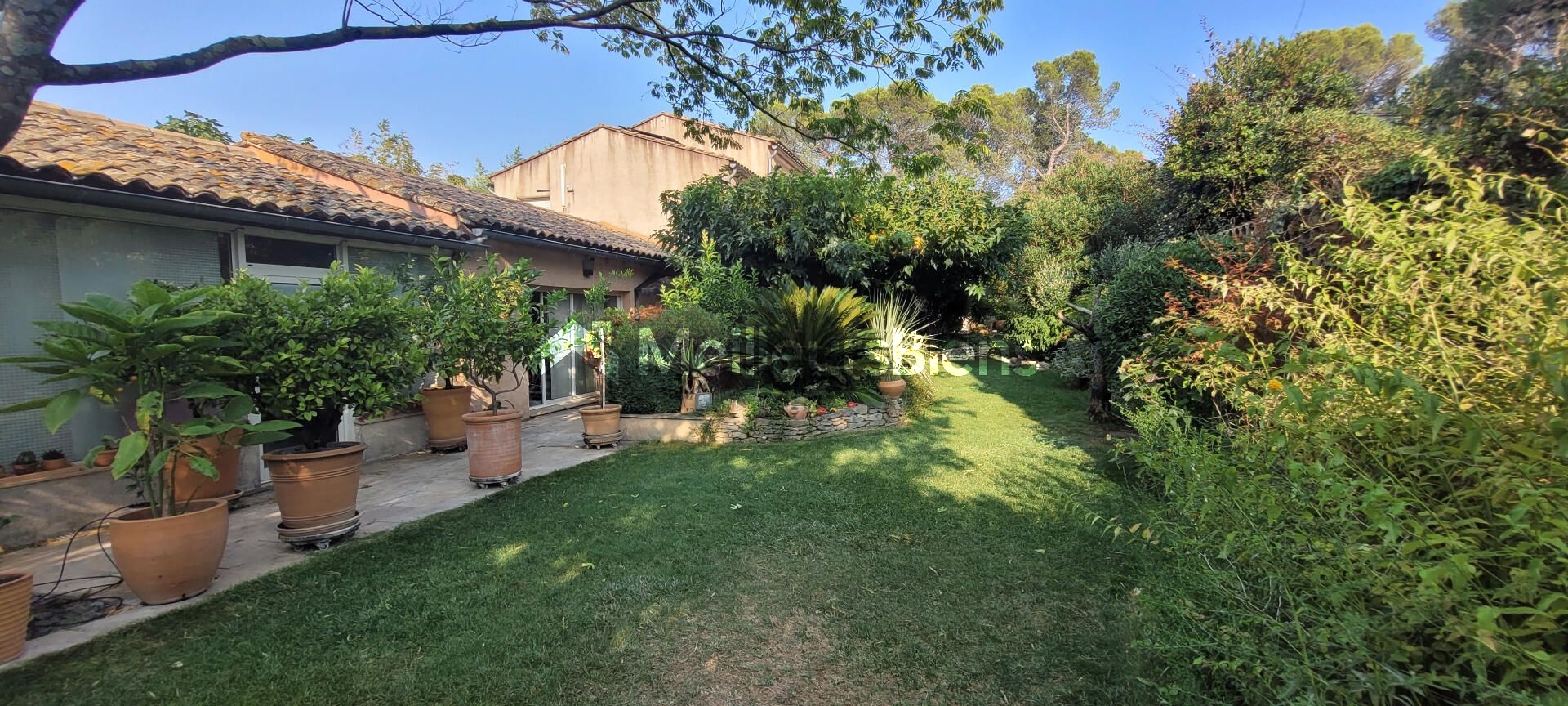 Spacieuse maison familiale de 257 m² avec dépendances, jardin, piscine chauffée, et panneaux solaires.