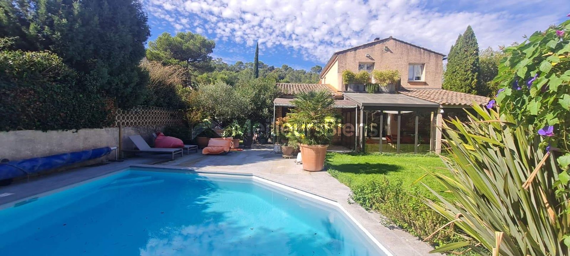 Spacieuse maison familiale de 257 m² avec dépendances, jardin, piscine chauffée, et panneaux solaires.