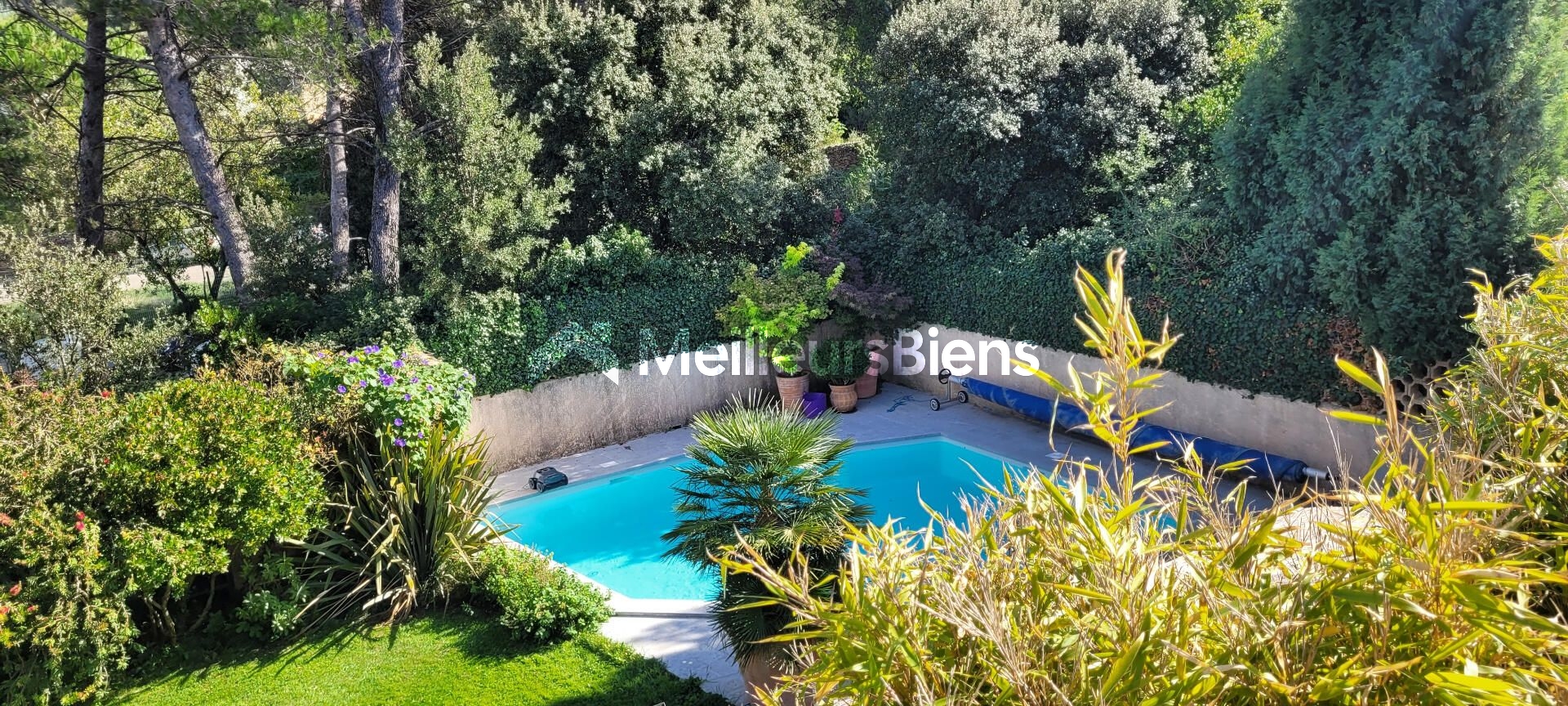Spacieuse maison familiale de 257 m² avec dépendances, jardin, piscine chauffée, et panneaux solaires.
