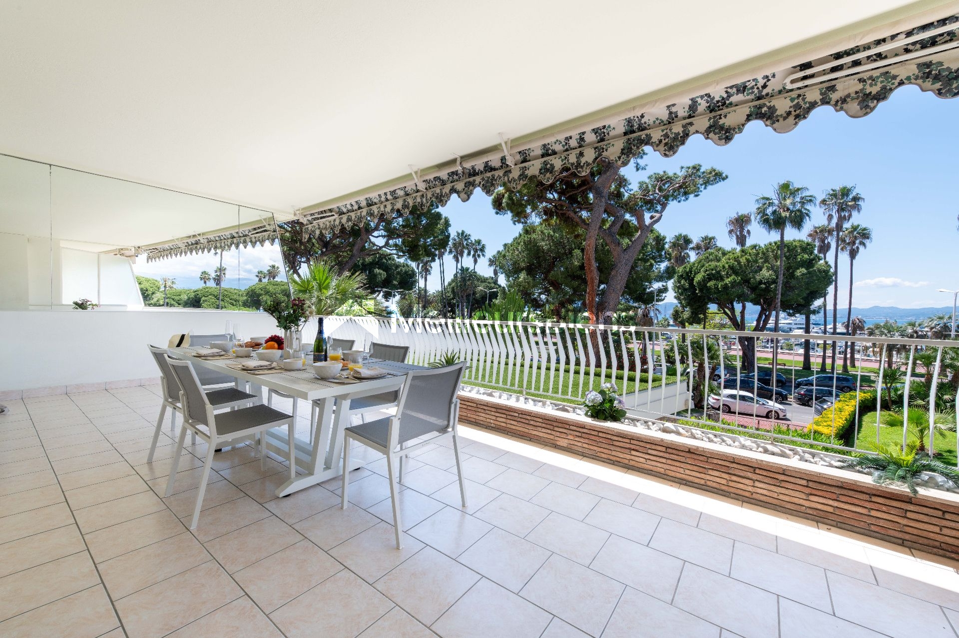 Cannes Croisette : Dans résidence de prestige, 4 pièces, grande terrasse vue mer et annexe