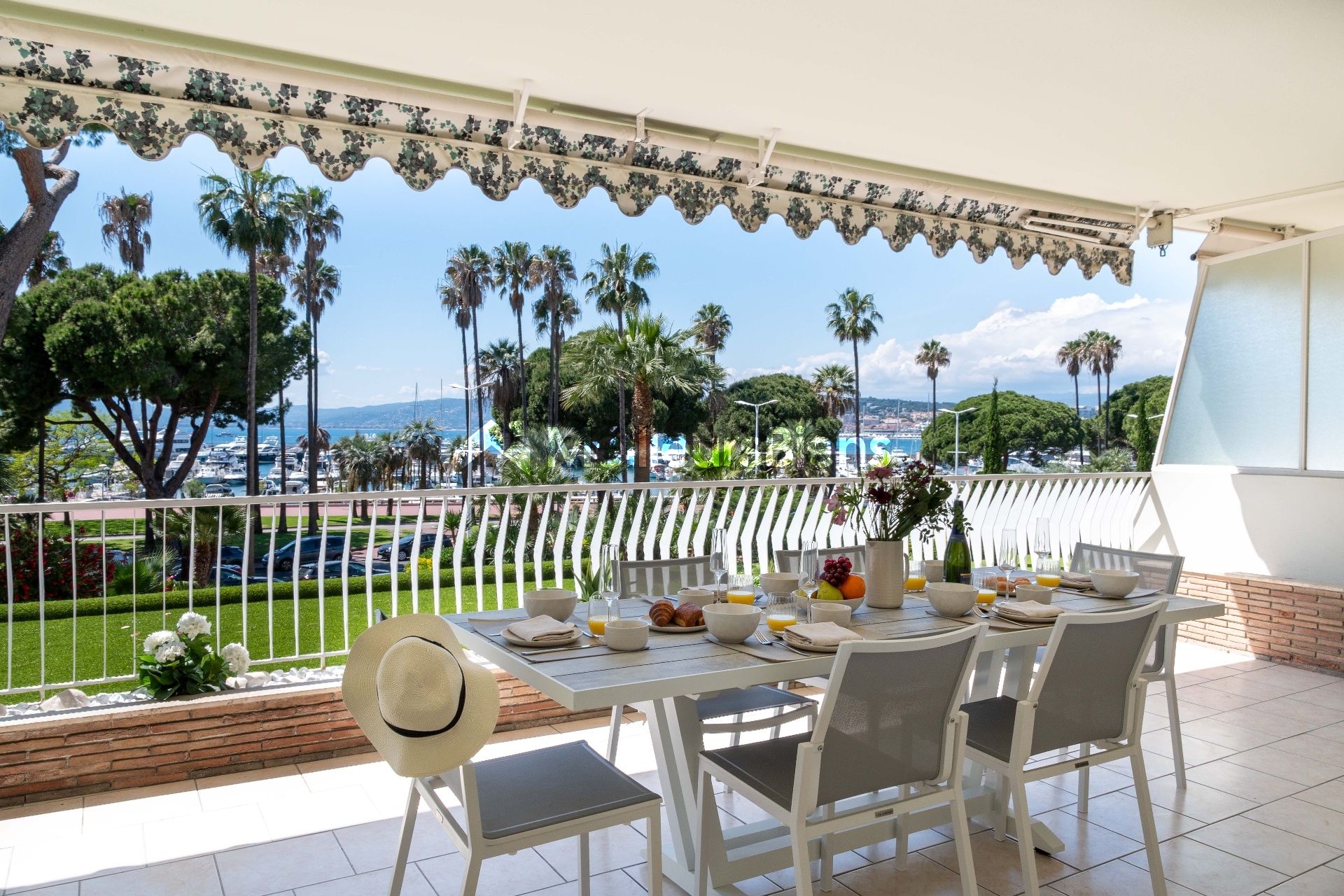 Cannes Croisette : Dans résidence de prestige, 4 pièces, grande terrasse vue mer et annexe
