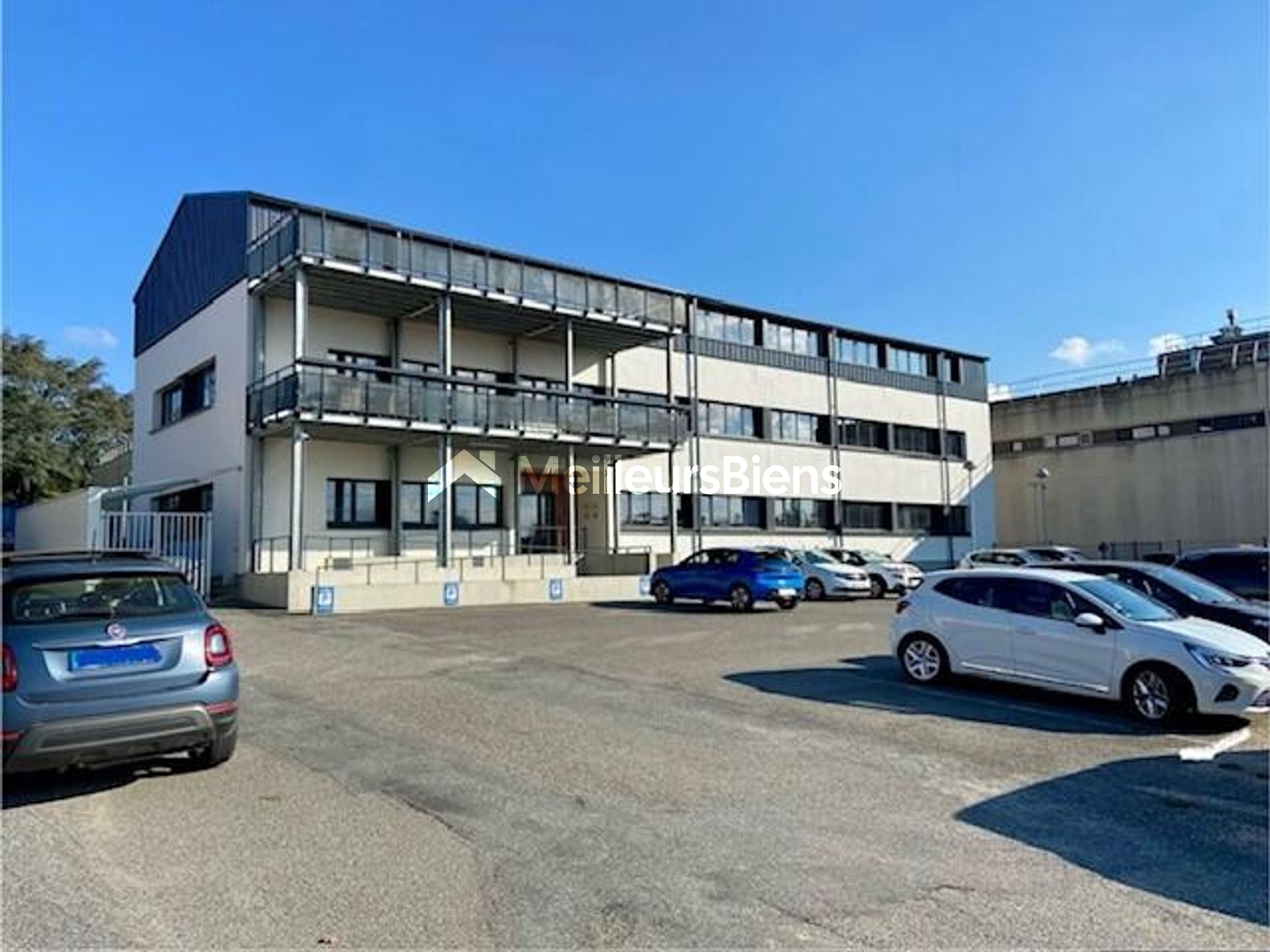 Auch - Local rénové 297m2 -11 bureaux avec parkings, clim, accès PMR