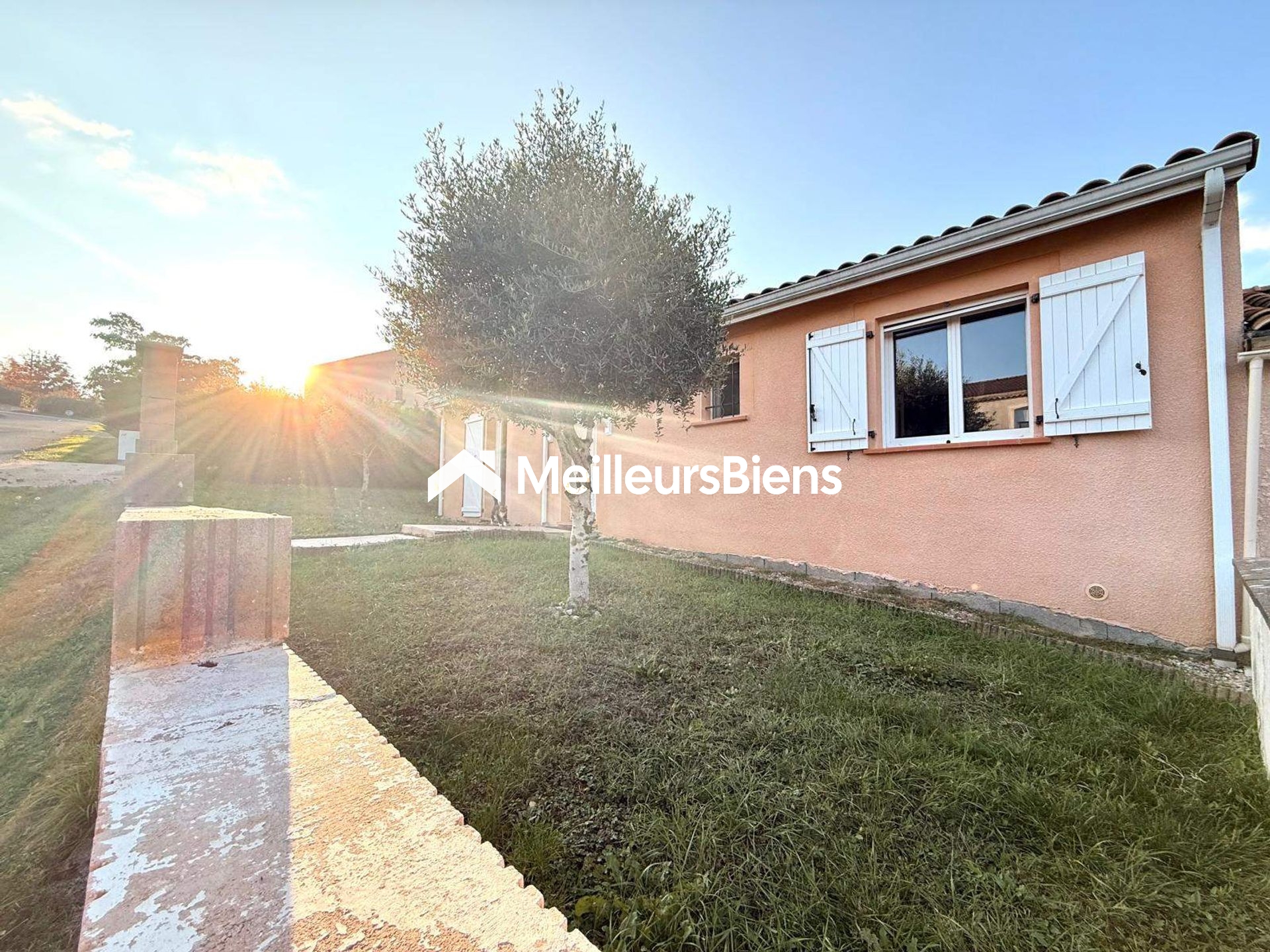 MAISON PLAIN-PIED – 90 m² – QUARTIER RÉSIDENTIEL – PISCINE – GARAGE 25 m² – TERRAIN 882 m²