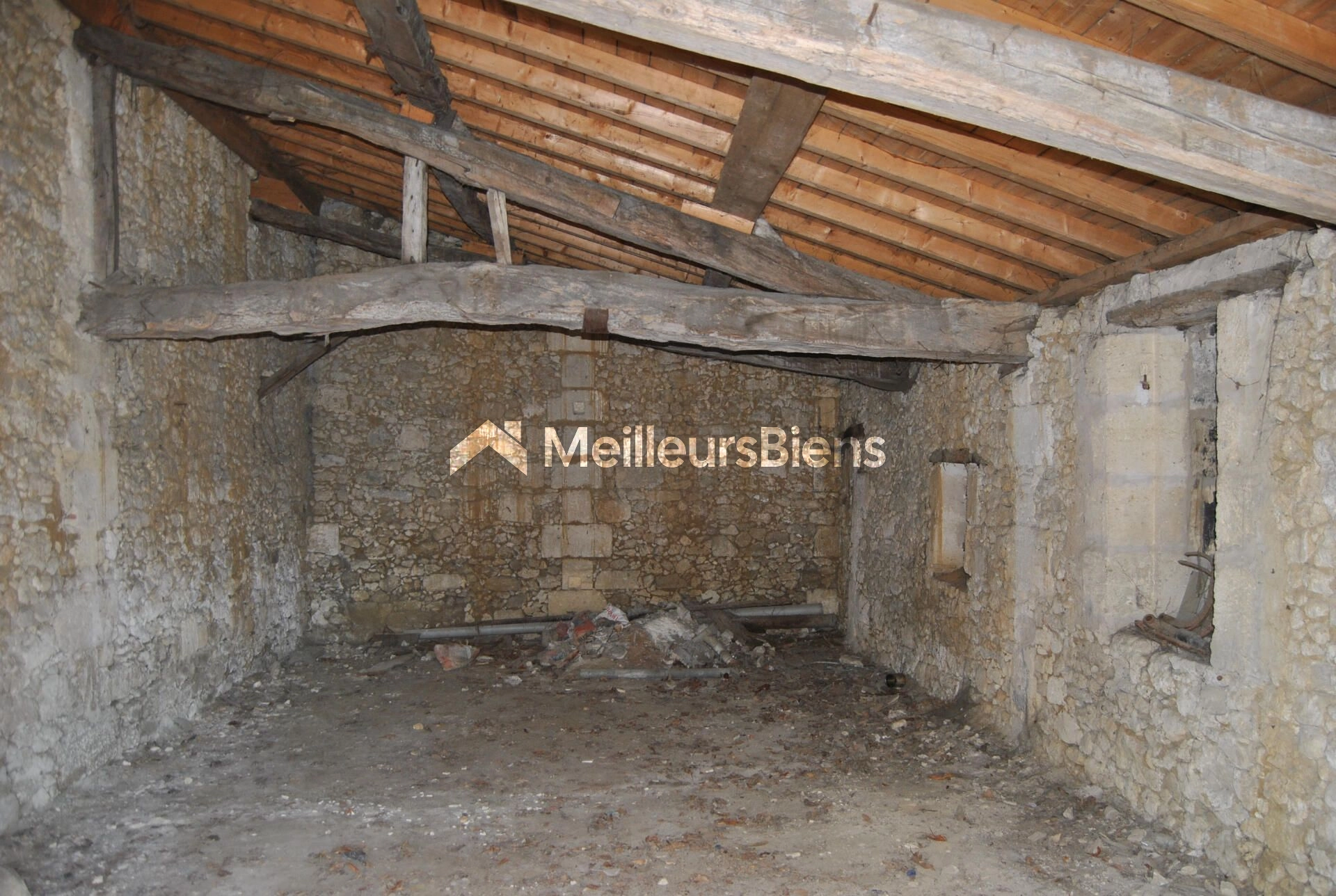 GARAGE EN PIERRE 51 M2 37 000 €