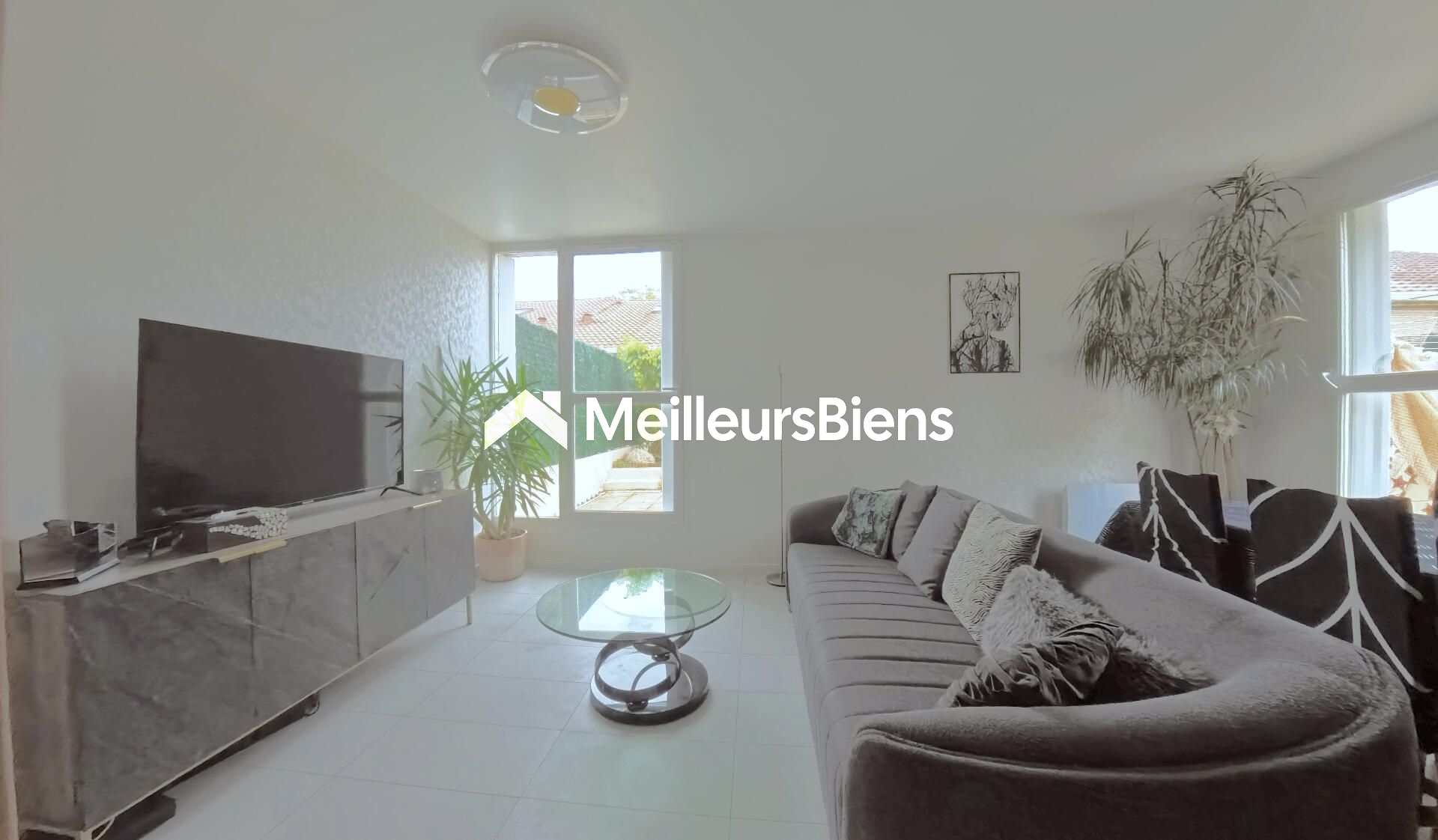 Triplex 5 pièces non mitoyen - 97 m² (83,45 m² Carrez). 3 chambres + combles aménagés (19 m², 6 m² Carrez). Séjour 20 m², cuisine semi-ouverte 9 m². Terrasse 50 m², balcon 3 m². Sous-sol : garage fermé, boxable et buanderie.