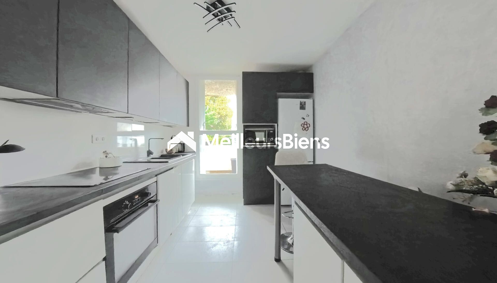 Triplex 5 pièces non mitoyen - 97 m² (83,45 m² Carrez). 3 chambres + combles aménagés (19 m², 6 m² Carrez). Séjour 20 m², cuisine semi-ouverte 9 m². Terrasse 50 m², balcon 3 m². Sous-sol : garage fermé, boxable et buanderie.