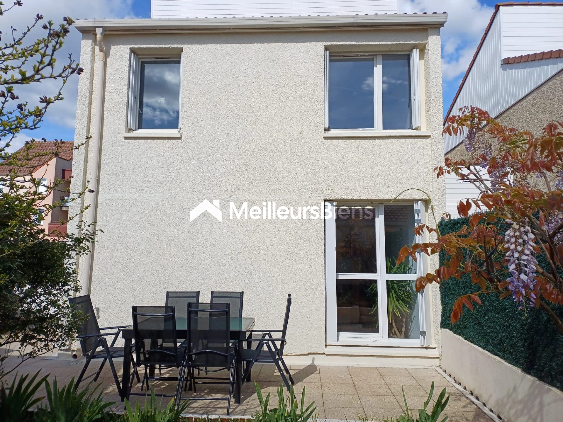 Triplex 5 pièces non mitoyen - 97 m² (83,45 m² Carrez). 3 chambres + combles aménagés (19 m², 6 m² Carrez). Séjour 20 m², cuisine semi-ouverte 9 m². Terrasse 50 m², balcon 3 m². Sous-sol : garage fermé, boxable et buanderie.