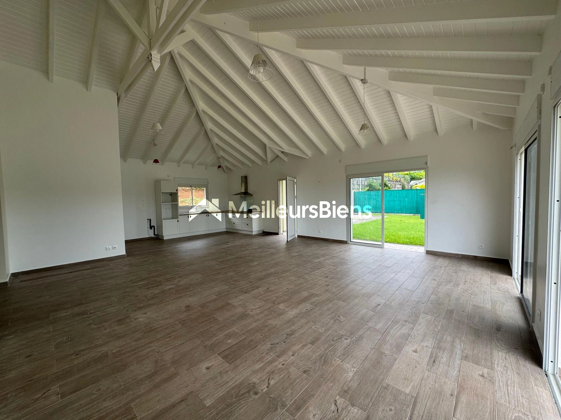Lotissement privé à Petit-Bourg - Grande villa avec piscine
