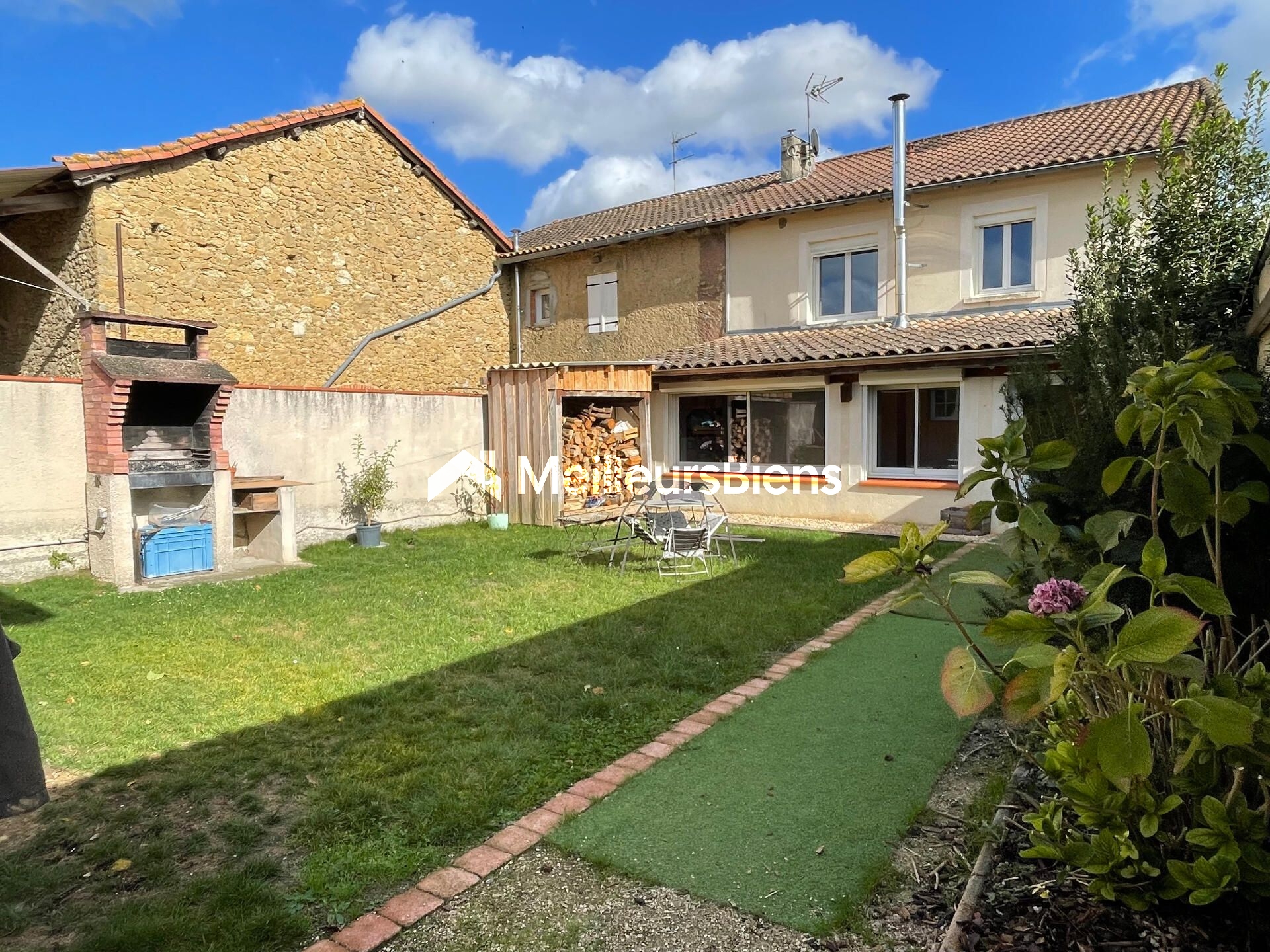 Maison de ville de type T3 bis avec bureau, garage, terrain clôturé + terrain constructible