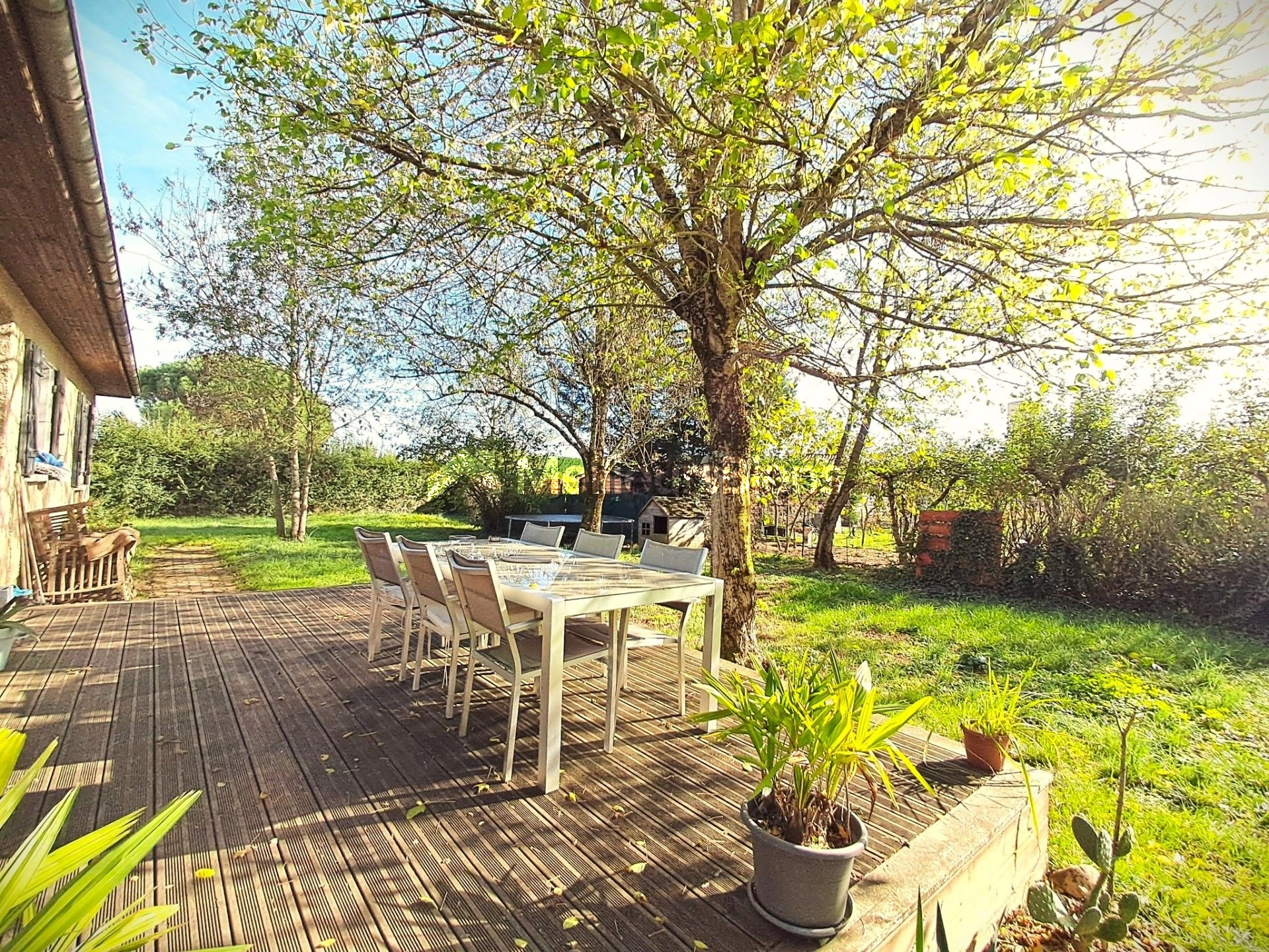 Rare sur le secteur: Villa rénovée avec grand séjour lumineux, jardin et garage
