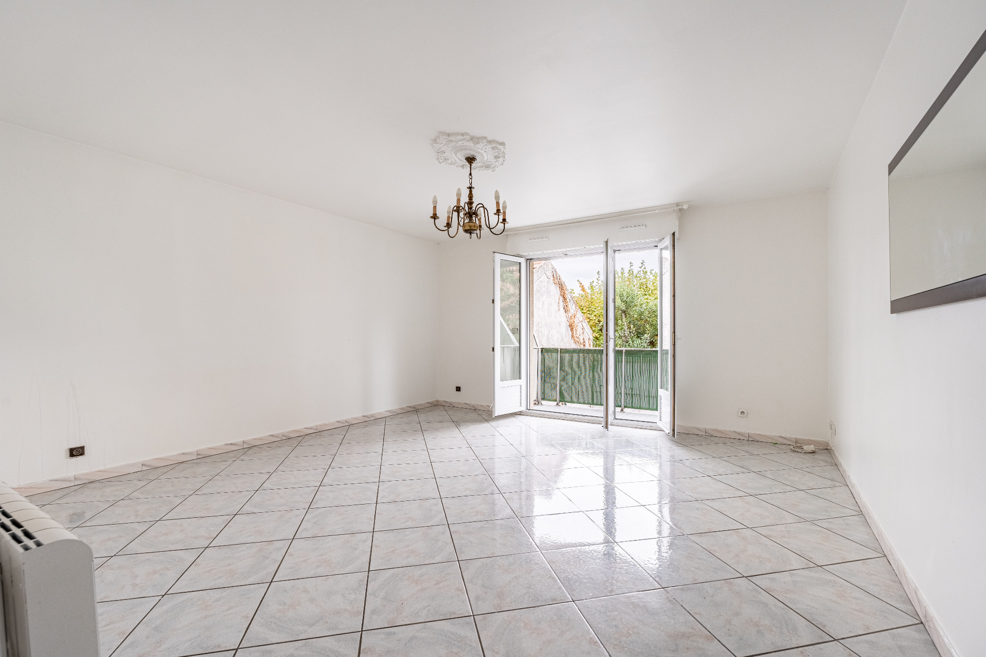 Secteur Nonneville - Beau 3 pièces avec 2 chambres et balcon - Cave et parking box