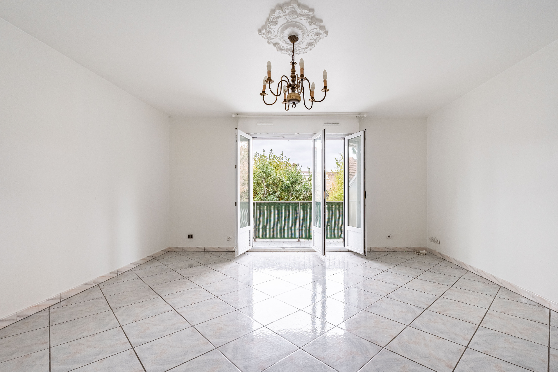 Secteur Nonneville - Beau 3 pièces avec 2 chambres et balcon - Cave et parking box