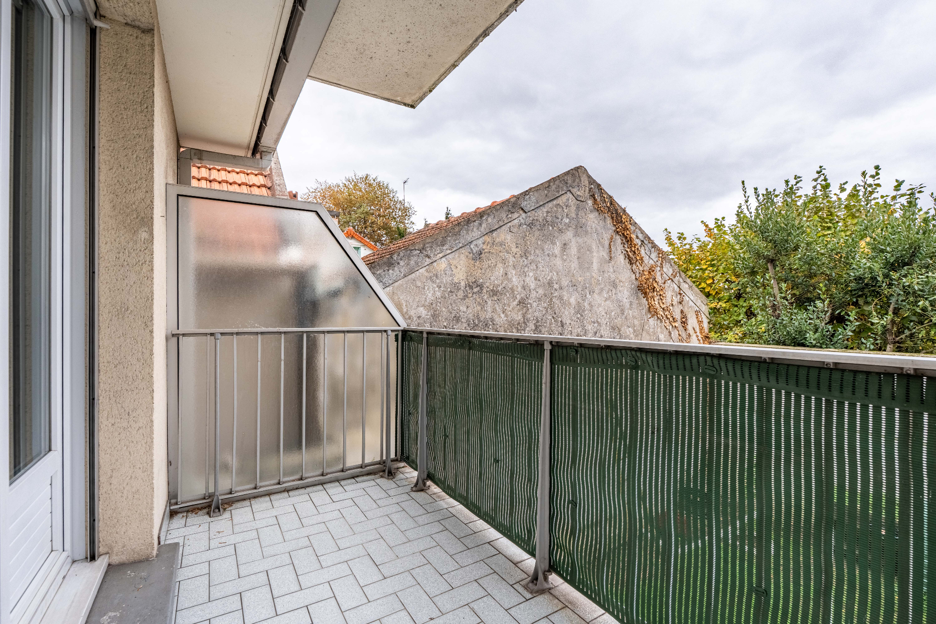 Secteur Nonneville - Beau 3 pièces avec 2 chambres et balcon - Cave et parking box