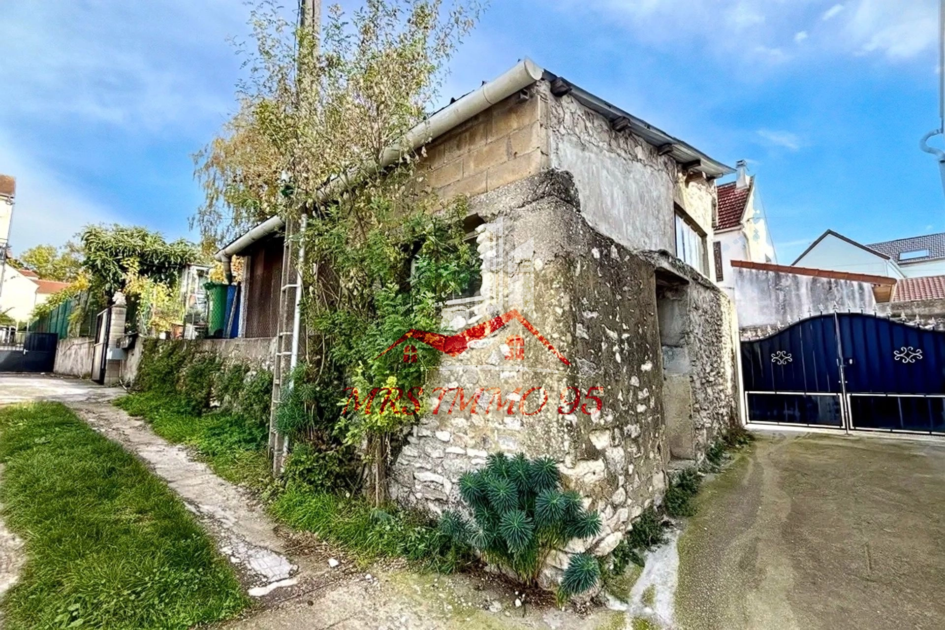 Terrain 332 m2 avec grange à aménager et bâtis existant