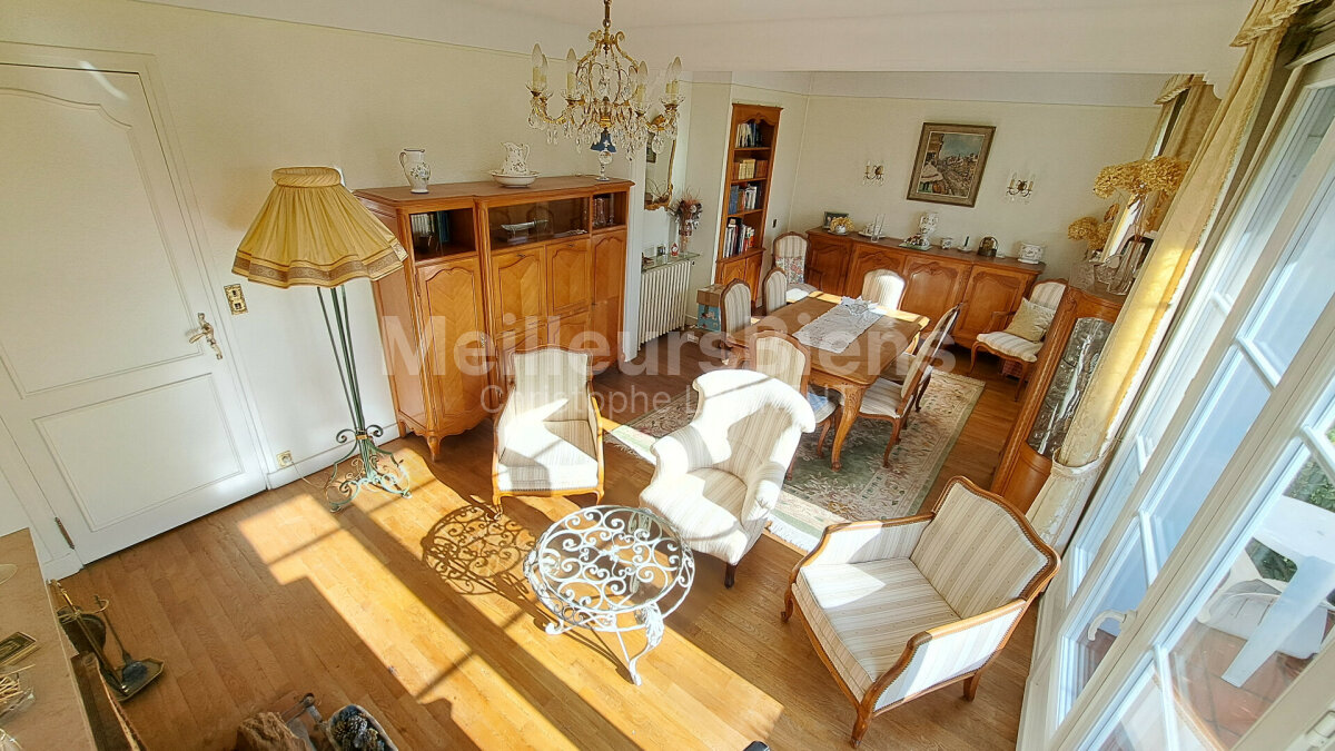 Maison de plain pied, 3 chambres, 2 garages, sous-sol, grand terrain.