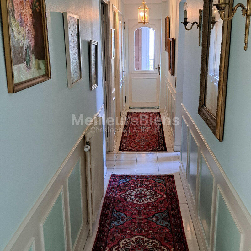 Maison de plain pied, 3 chambres, 2 garages, sous-sol, grand terrain.