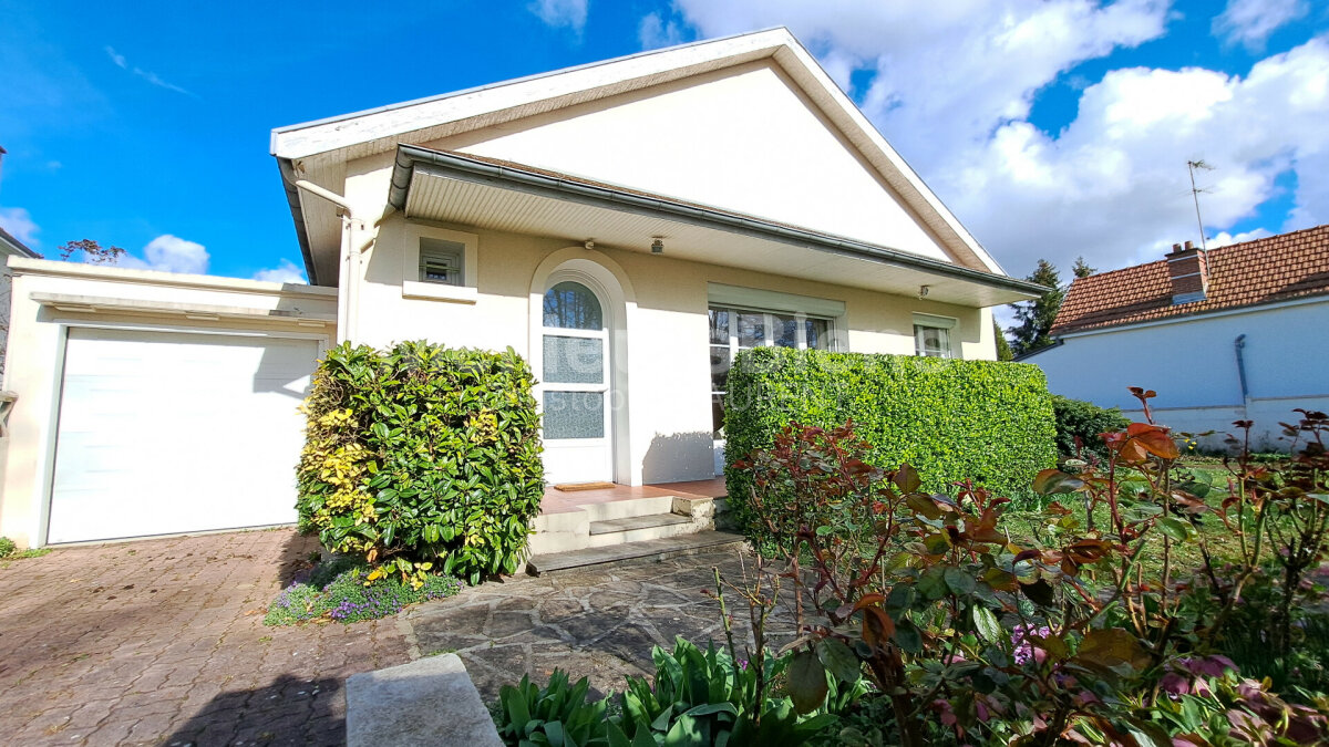 Maison de plain pied, 3 chambres, 2 garages, sous-sol, grand terrain.