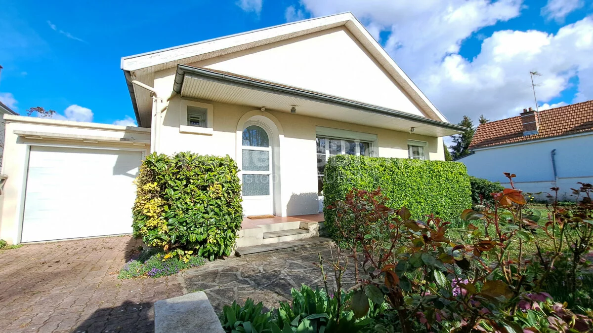 Maison de plain pied, 3 chambres, 2 garages, sous-sol, grand terrain.