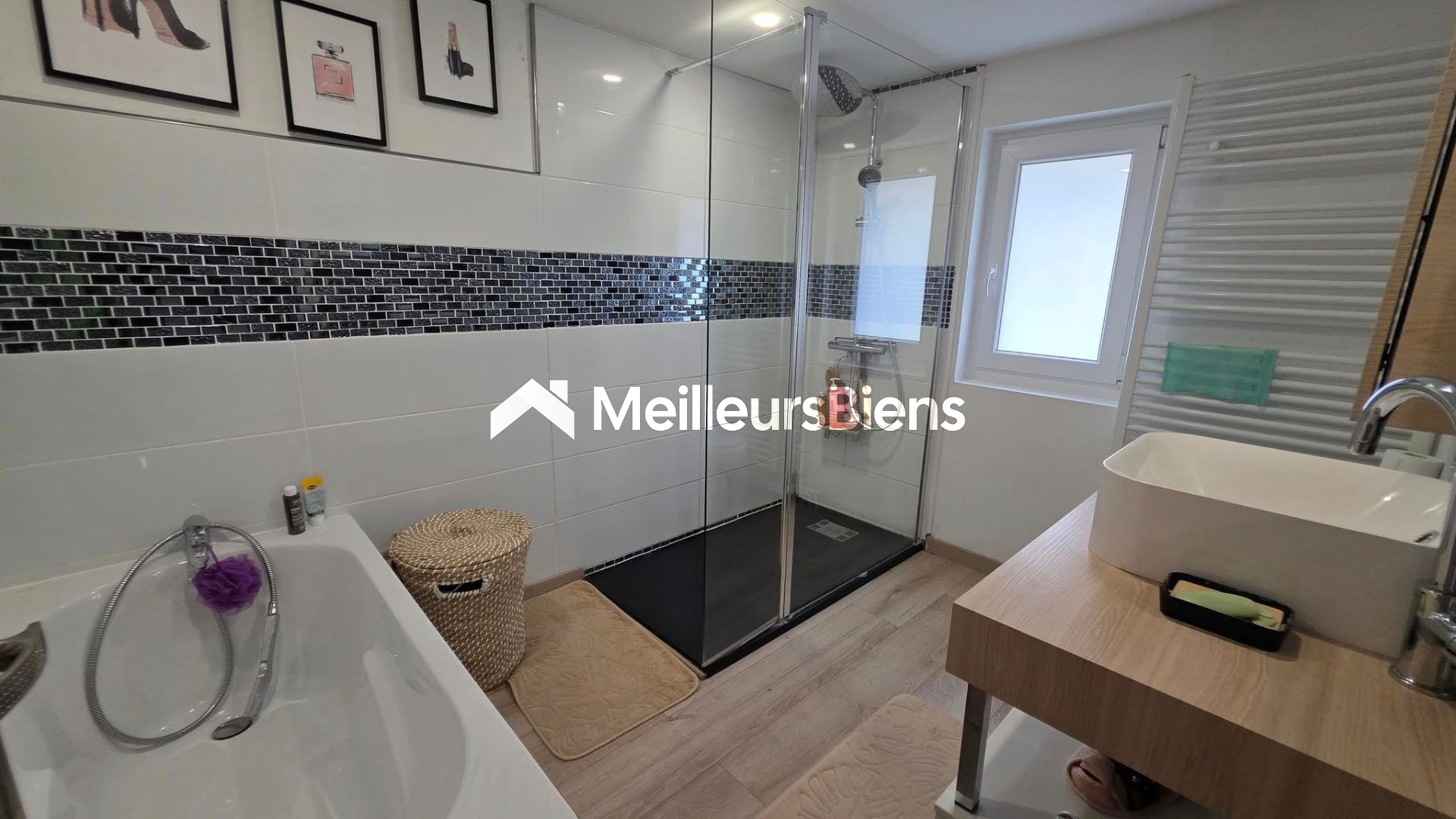 Maison Individuelle 150 m2 - 3 chambres dont 1 avec douche - 1 salle de bains avec baignoire et douche - 2 WC - Terrasse - Cour/Jardin - Garage