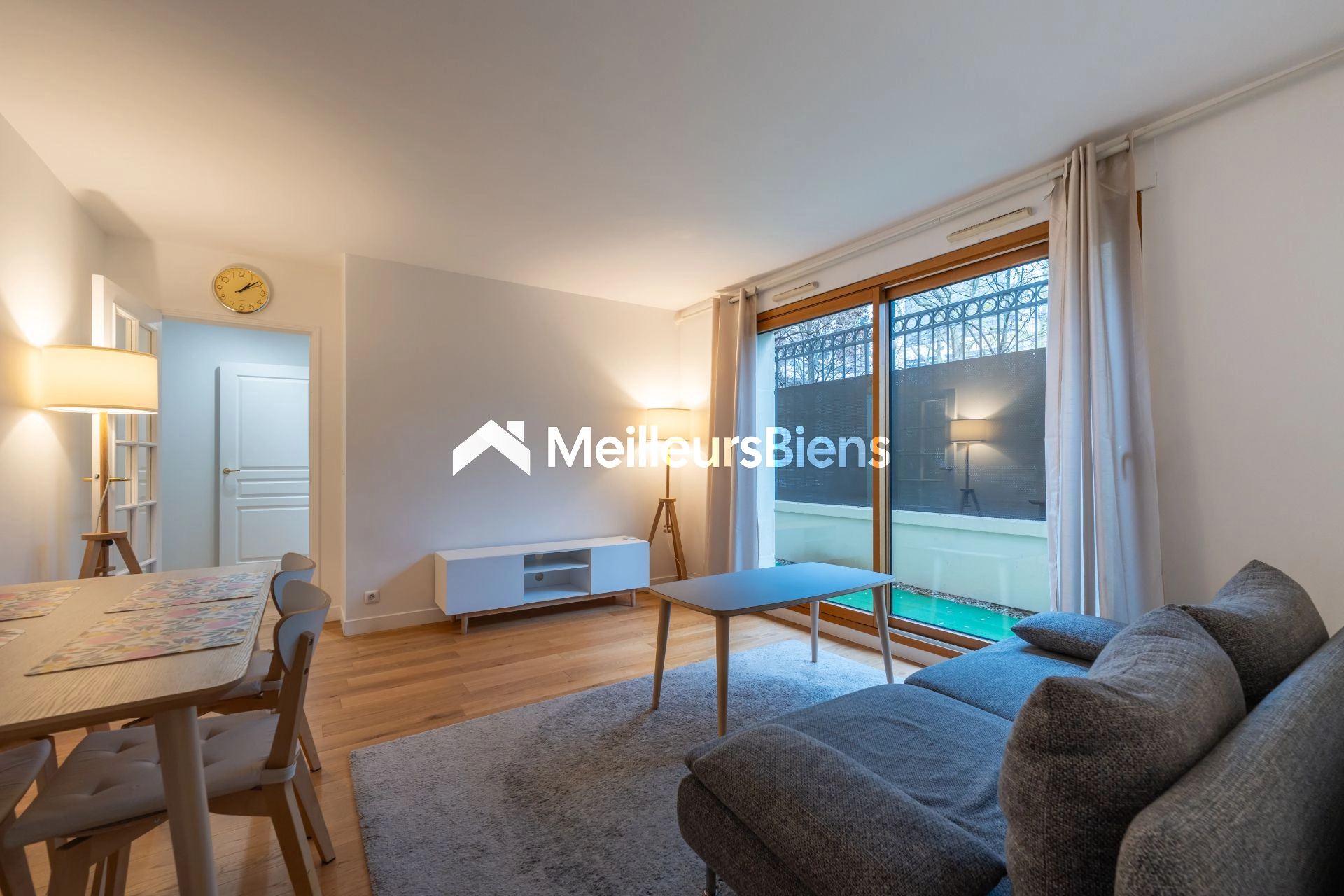 T2 clair & lumineux avec terrasse de 20 M² , cave & parking proche commerces et transports