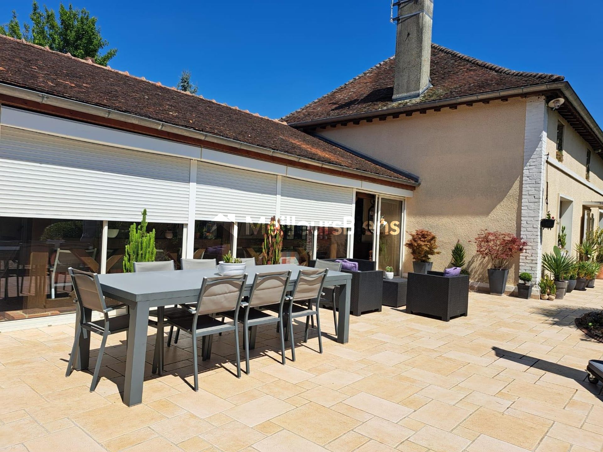 Maison ancienne en pans de bois avec studio indépendant, dépendances et terrain constructible.
