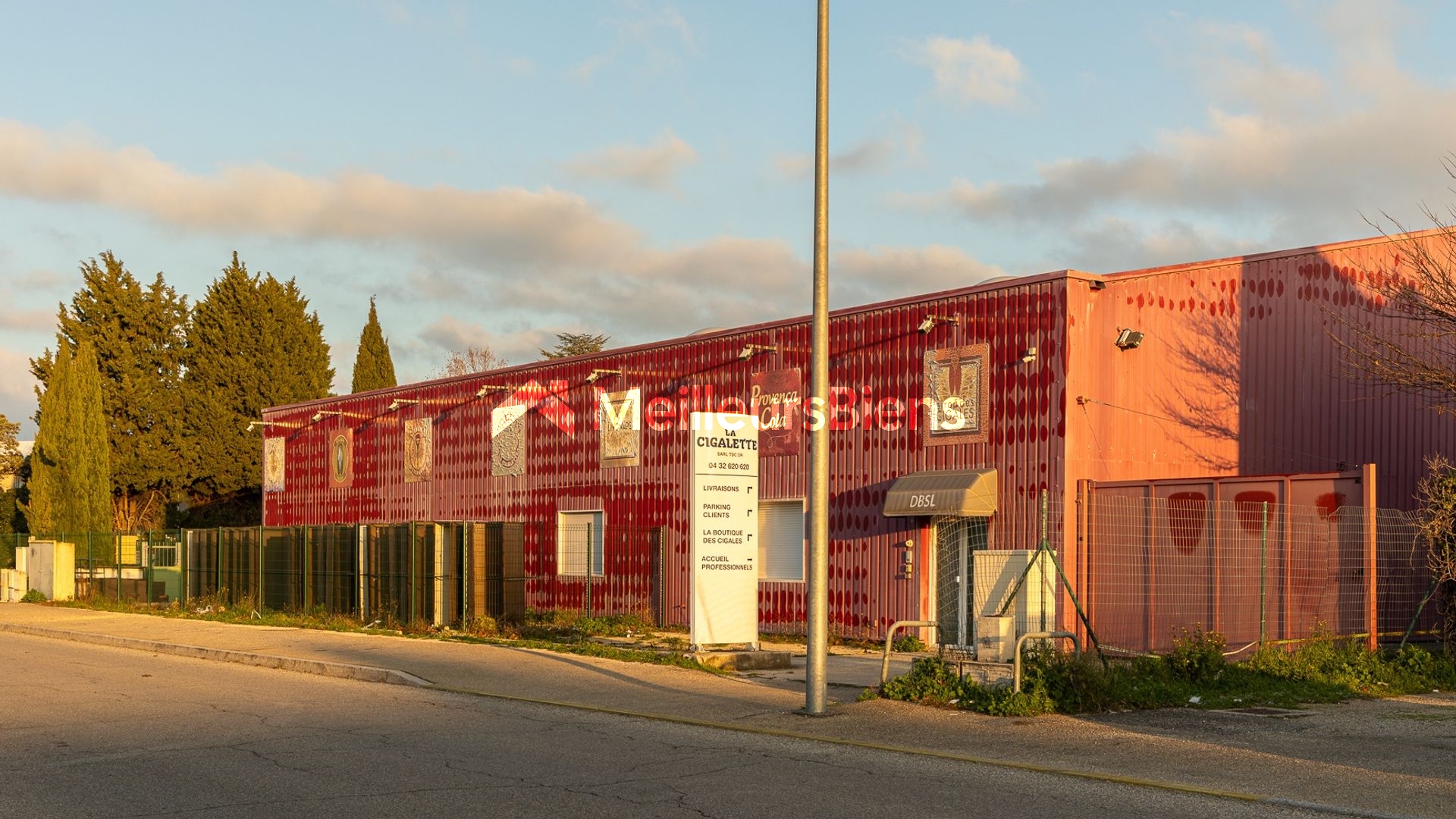 À VENDRE – EXCLUSIVITÉ – MURS COMMERCIAUX / ENTREPÔT + BUREAUX – 2 900 m² – AVIGNON FONTCOUVERTE