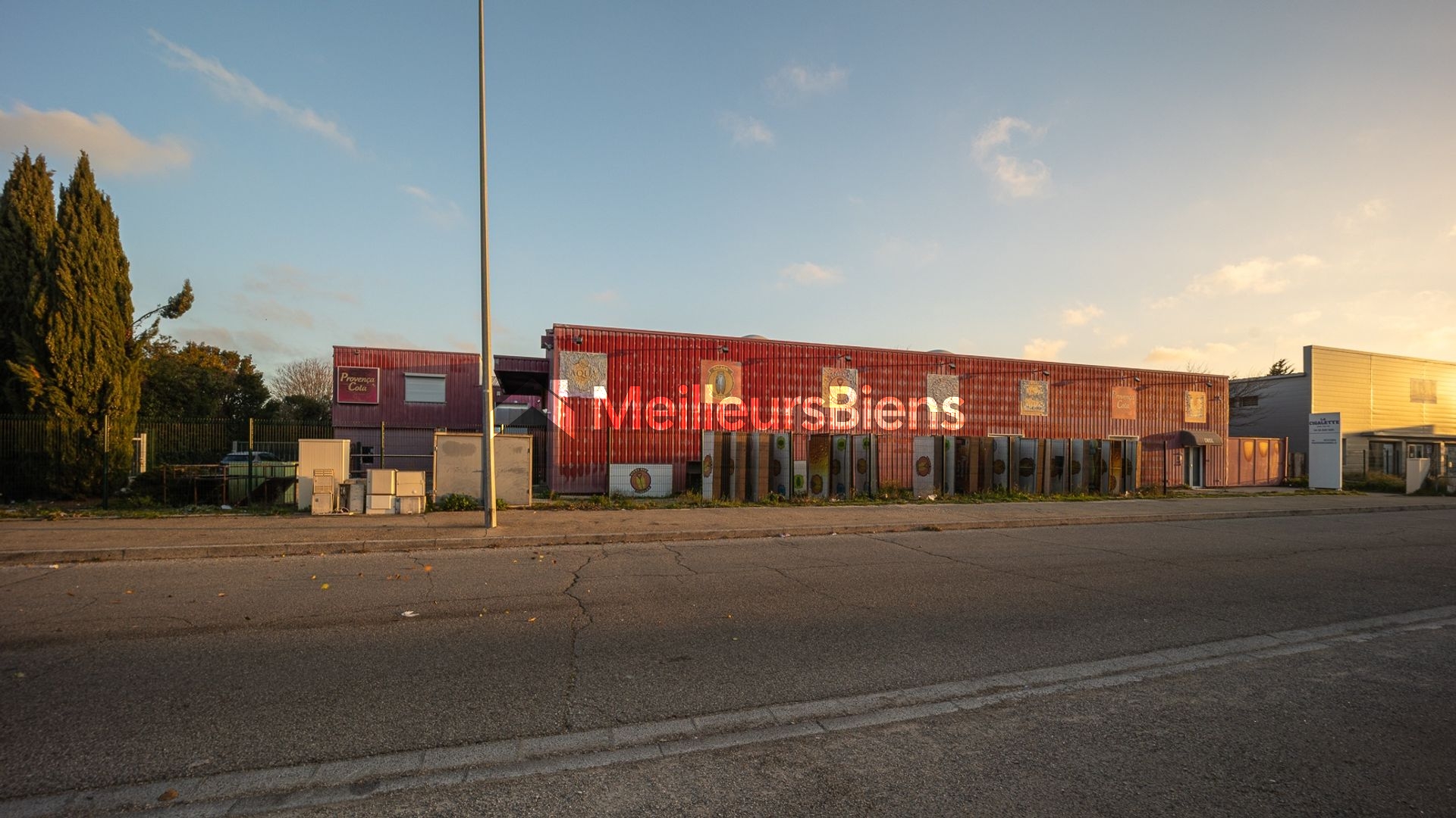 À VENDRE – EXCLUSIVITÉ – MURS COMMERCIAUX / ENTREPÔT + BUREAUX – 2 900 m² – AVIGNON FONTCOUVERTE