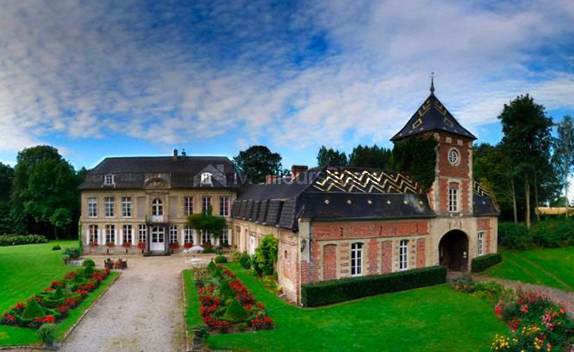 Magnifique Château du 18ème Siècle - 8 Studios Loués - 5 Chambres d'Hôtes - 2 Grandes Salles