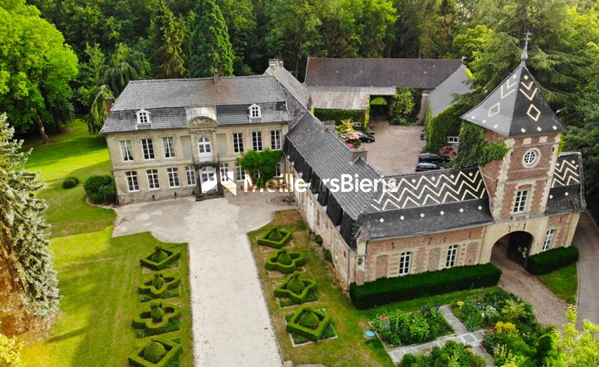 Magnifique Château du 18ème Siècle - 8 Studios Loués - 5 Chambres d'Hôtes - 2 Grandes Salles