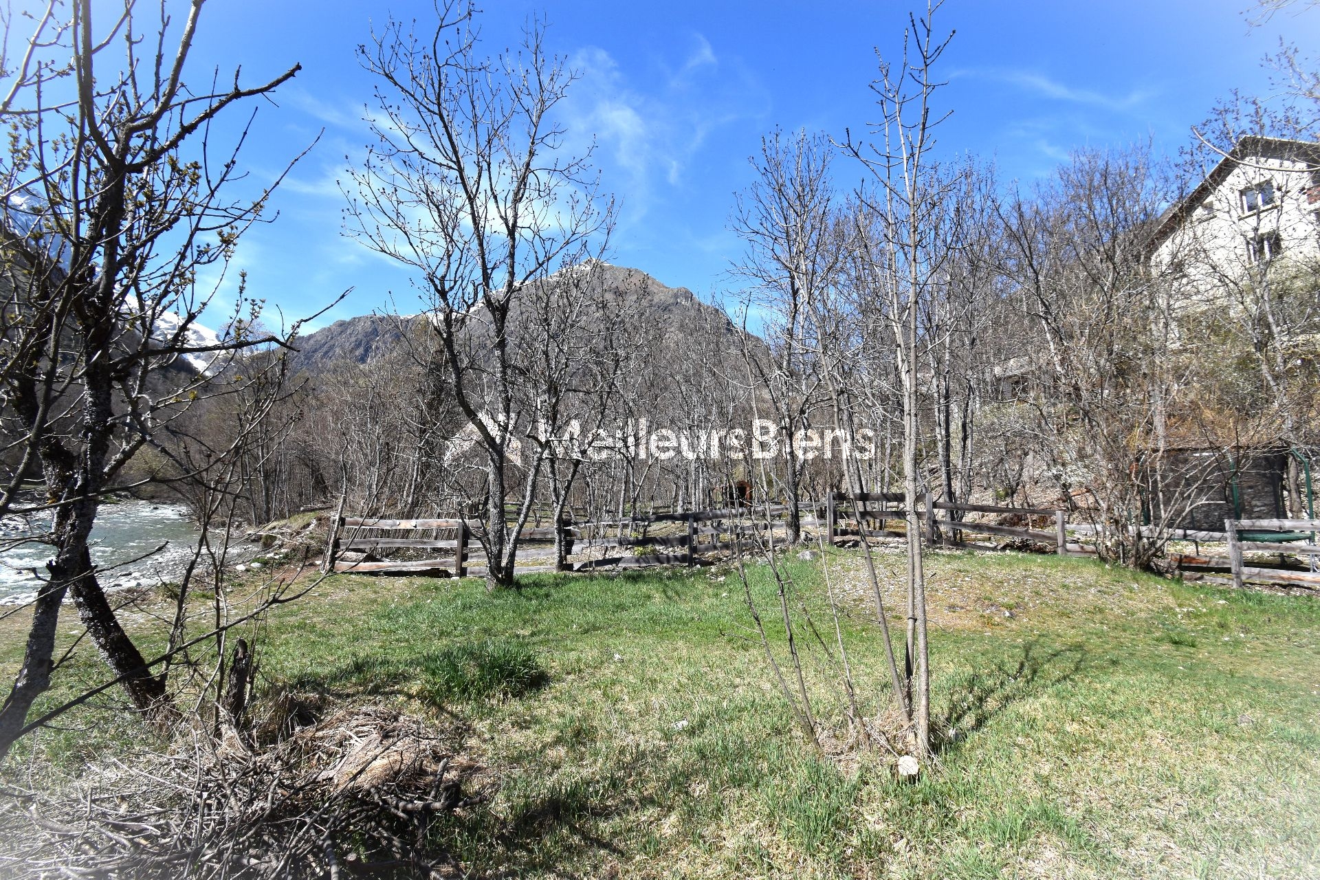 Immeuble 849m² hab, T35, 11 appartements+terrain à 550m des Pistes