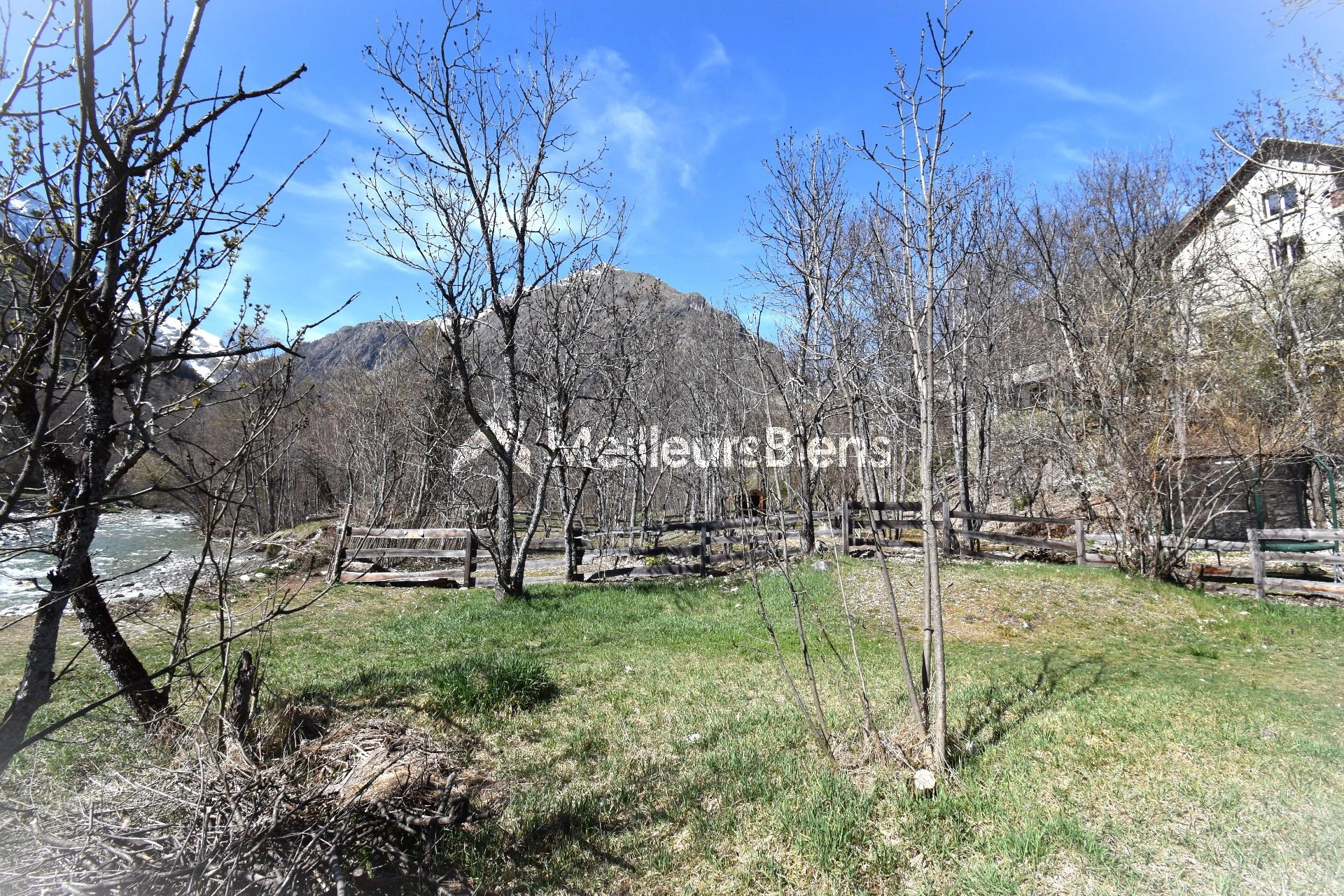 Immeuble 849m² hab, T35, 11 appartements+terrain à 550m des Pistes
