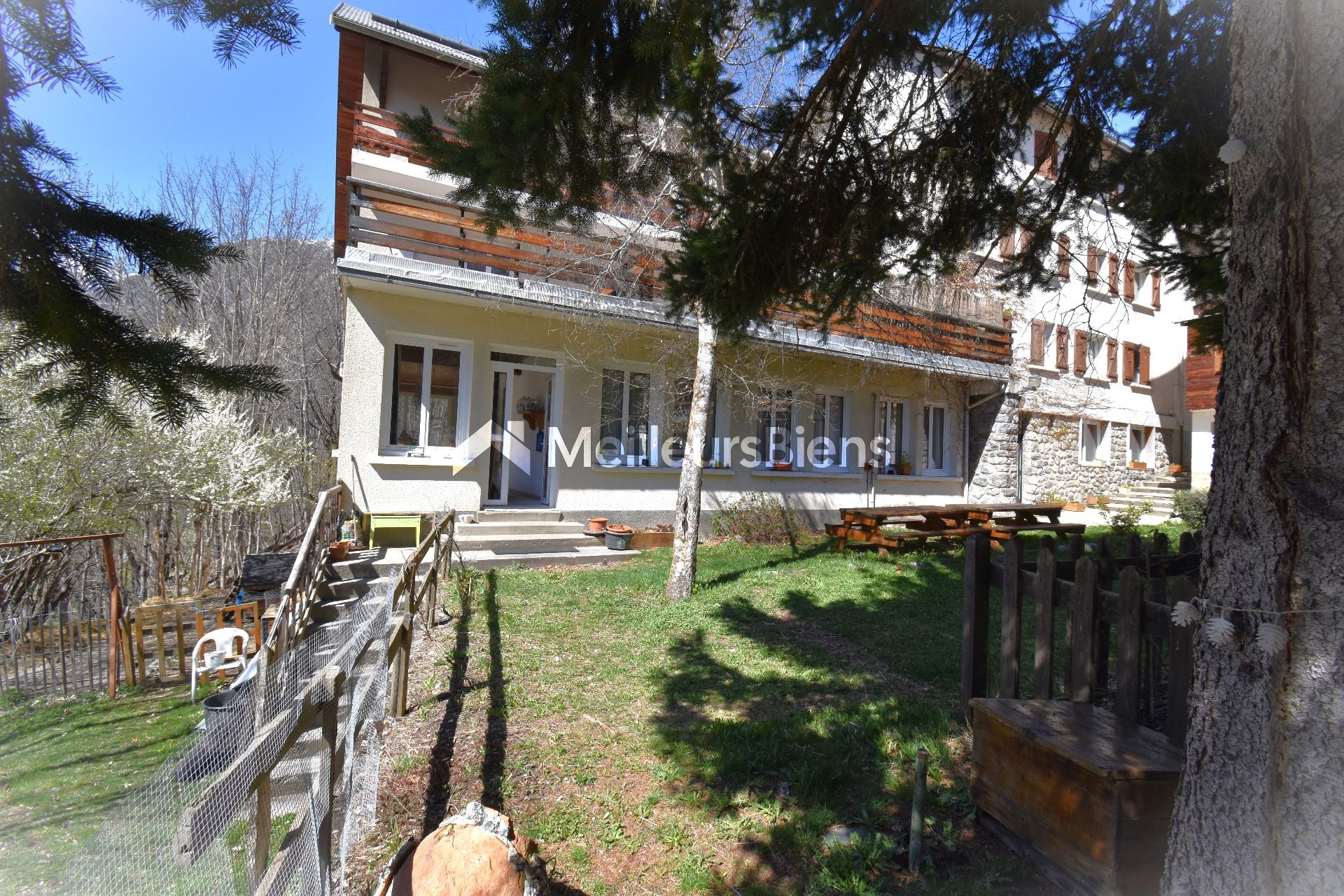 Immeuble 849m² hab, T35, 11 appartements+terrain à 550m des Pistes