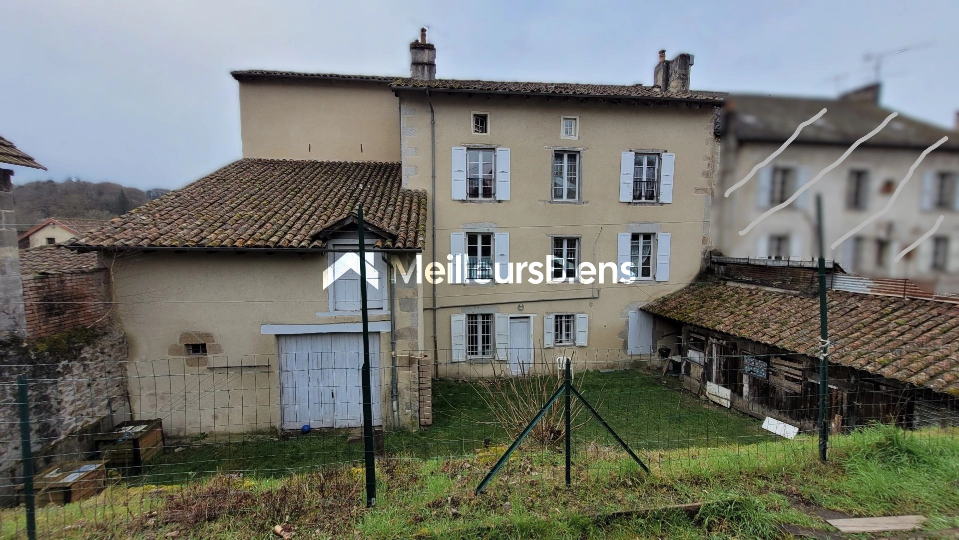 Bel immeuble avec terrain et garage