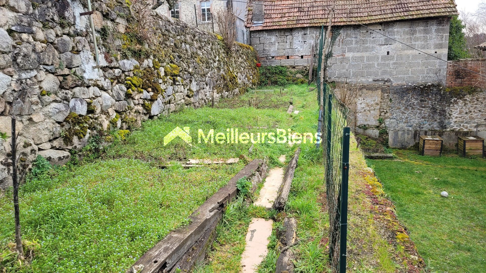 Bel immeuble avec terrain et garage