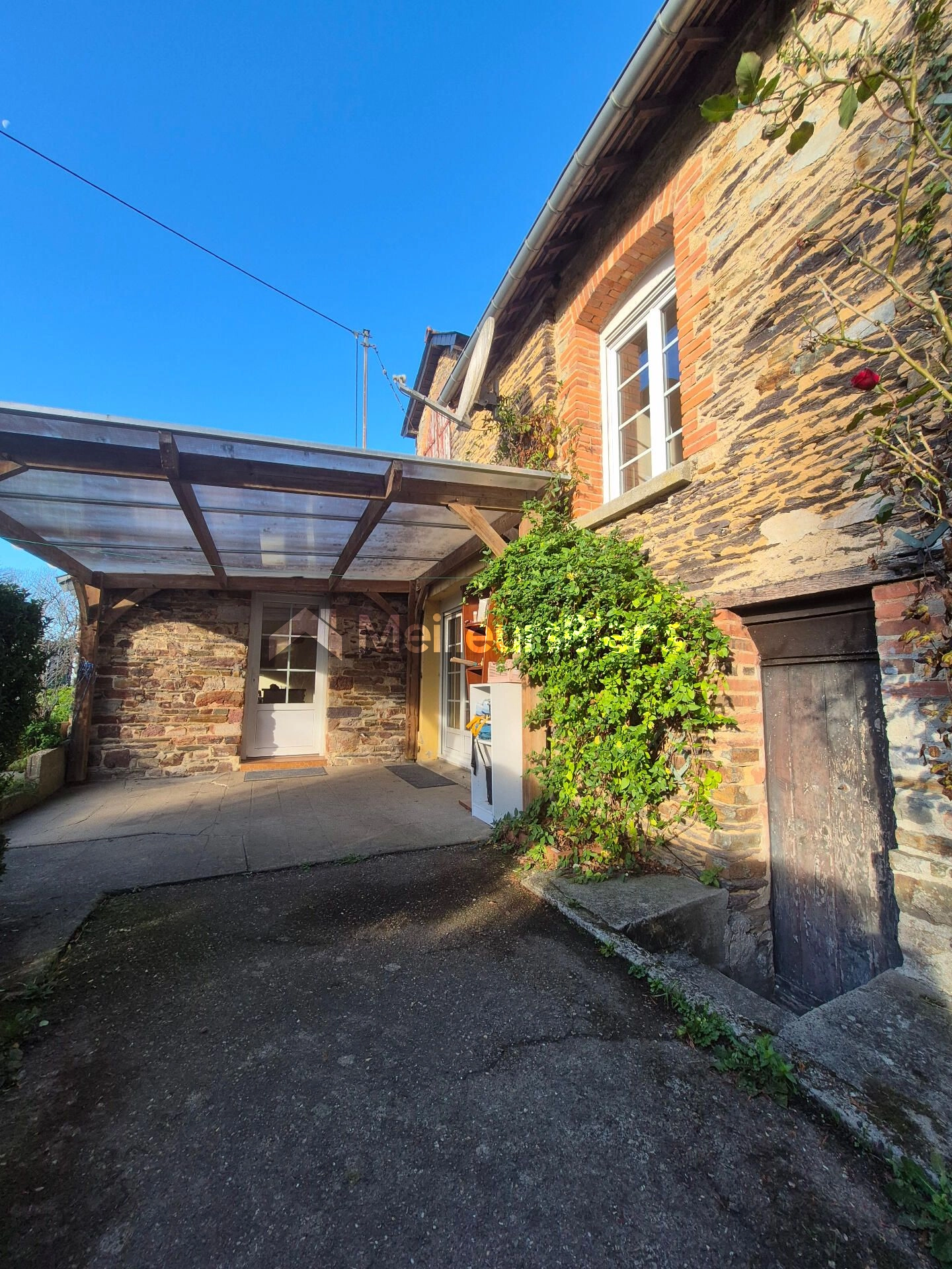 Longère en pierre 150 m² habitable 7 pièces