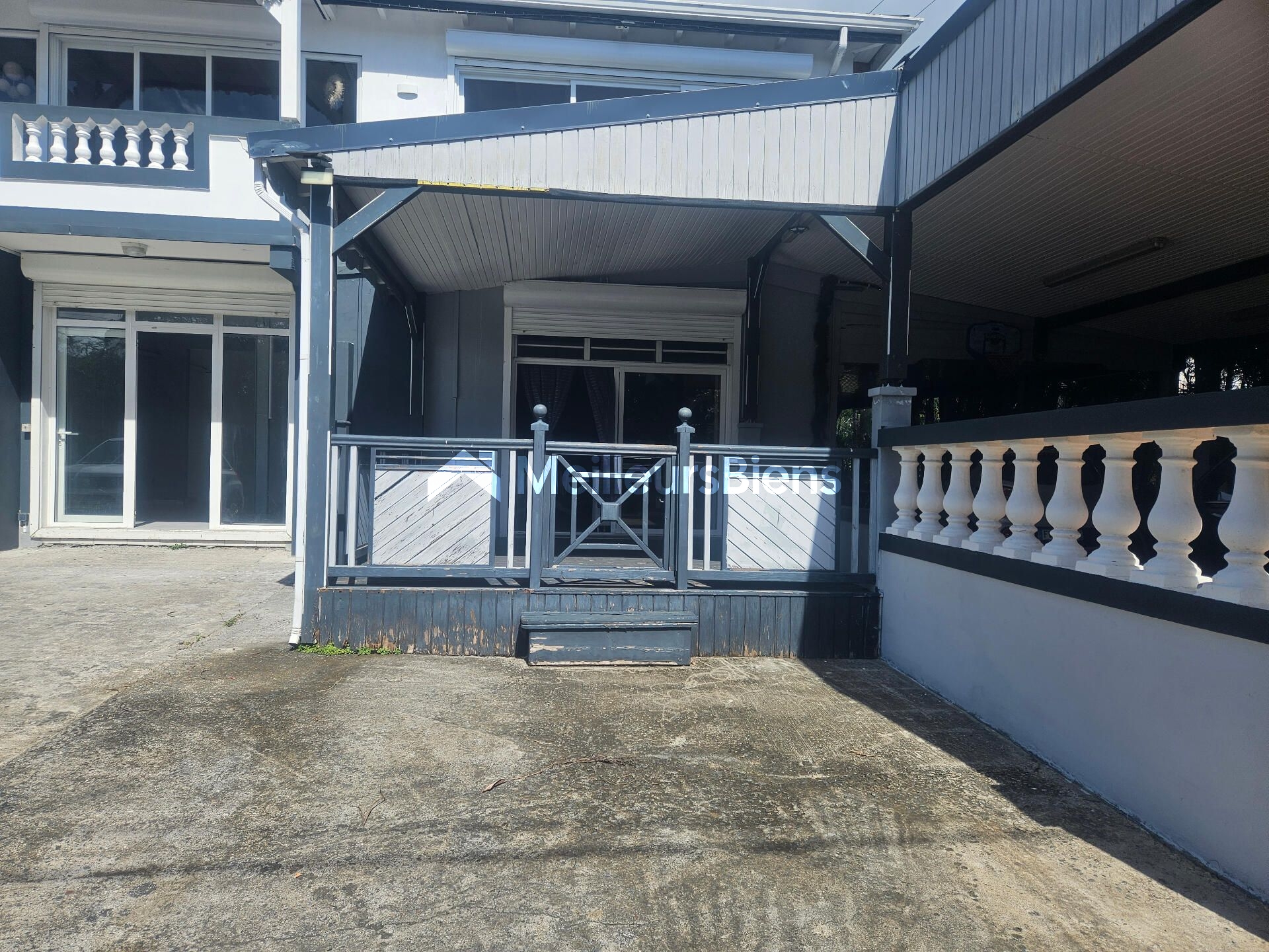 Rdc commercial 90 m2  route Nationale Sainte-Anne  /Saint-François