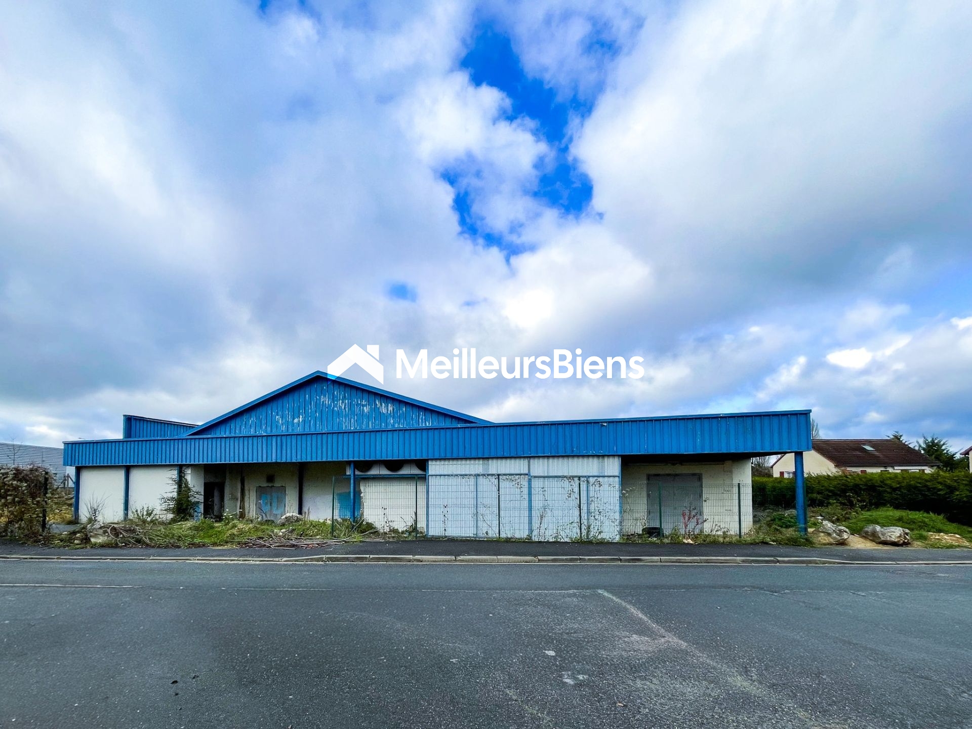BOURGES (18) – FONCIER COMMERCIAL 6 723 m² AVEC BÂTIMENT EXISTANT 1 200 m² ET POTENTIEL D’EXTENSION 3 000 À 5 000 m²