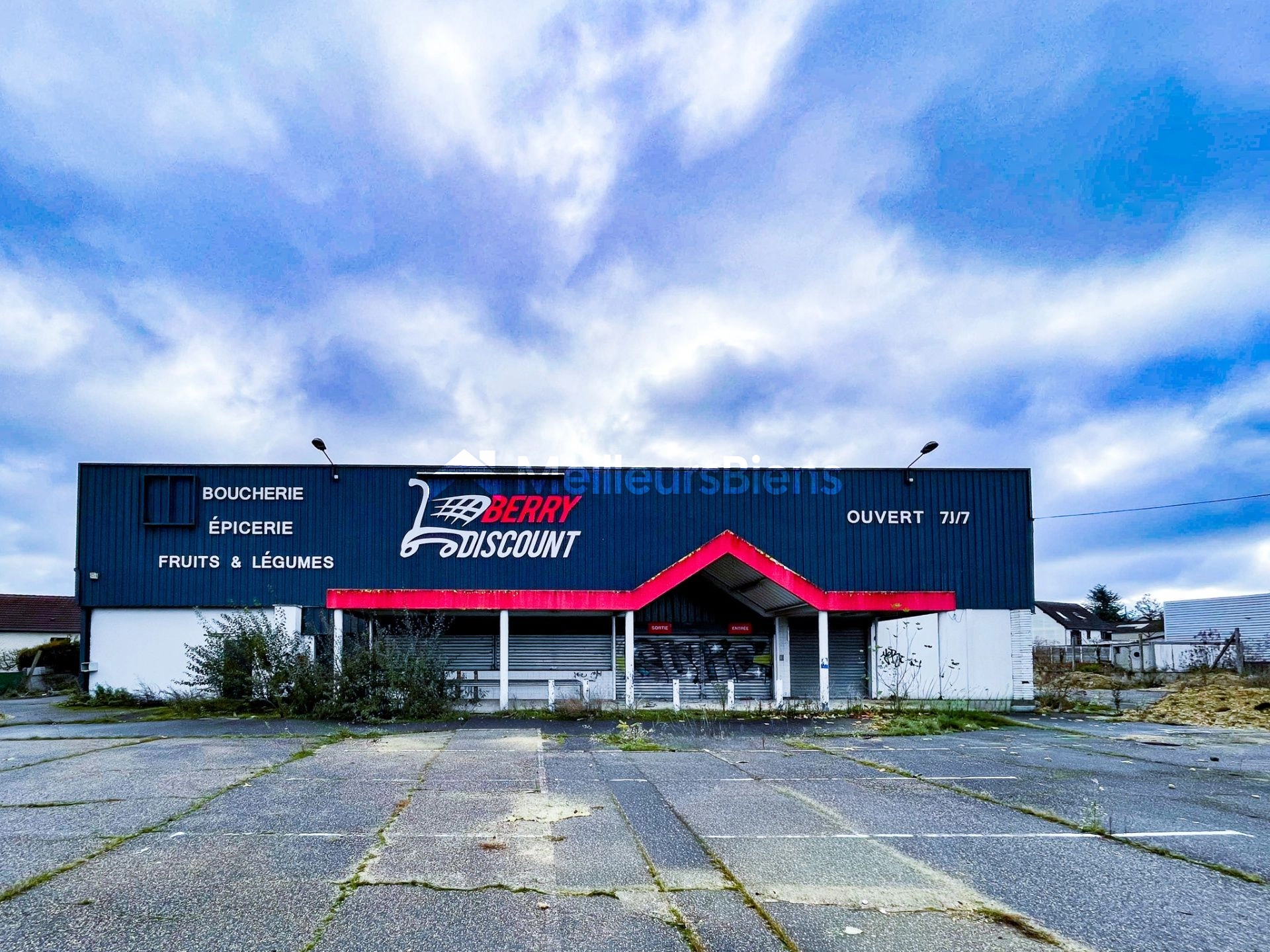 BOURGES (18) – FONCIER COMMERCIAL 6 723 m² AVEC BÂTIMENT EXISTANT 1 200 m² ET POTENTIEL D’EXTENSION 3 000 À 5 000 m²