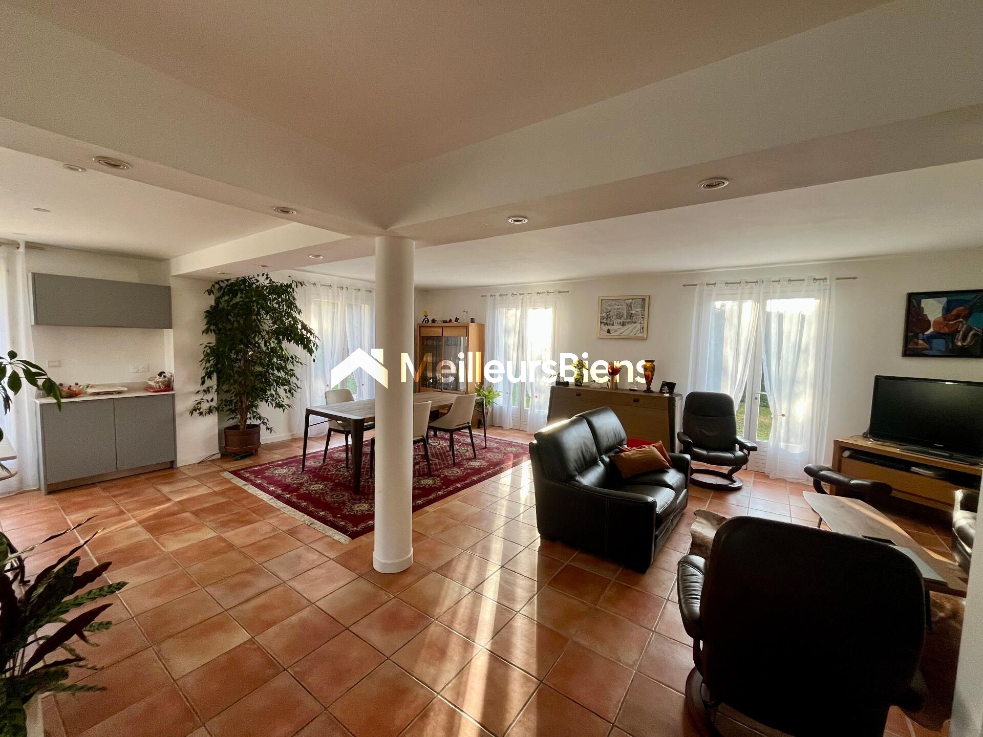 Baisse de prix a visiter sans tarder Grande villa 175m² habitables 5 chambres sur 800m² de terrain quartier residentiel