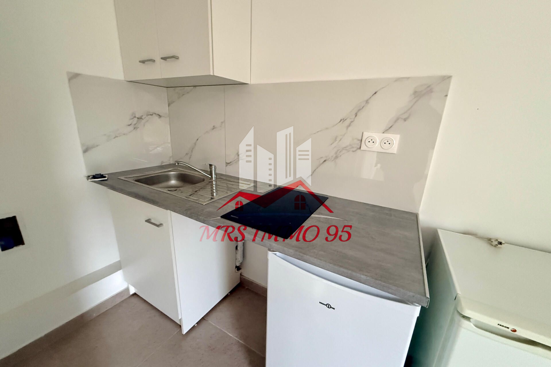 Appartement rénové rez de jardin, de 23,2 m2 avec parking