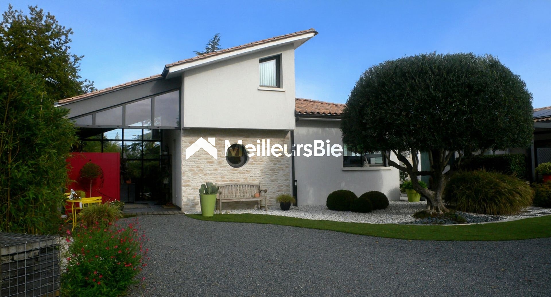 Magnifique villa contemporaine de standing de 208 m² idéalement située.