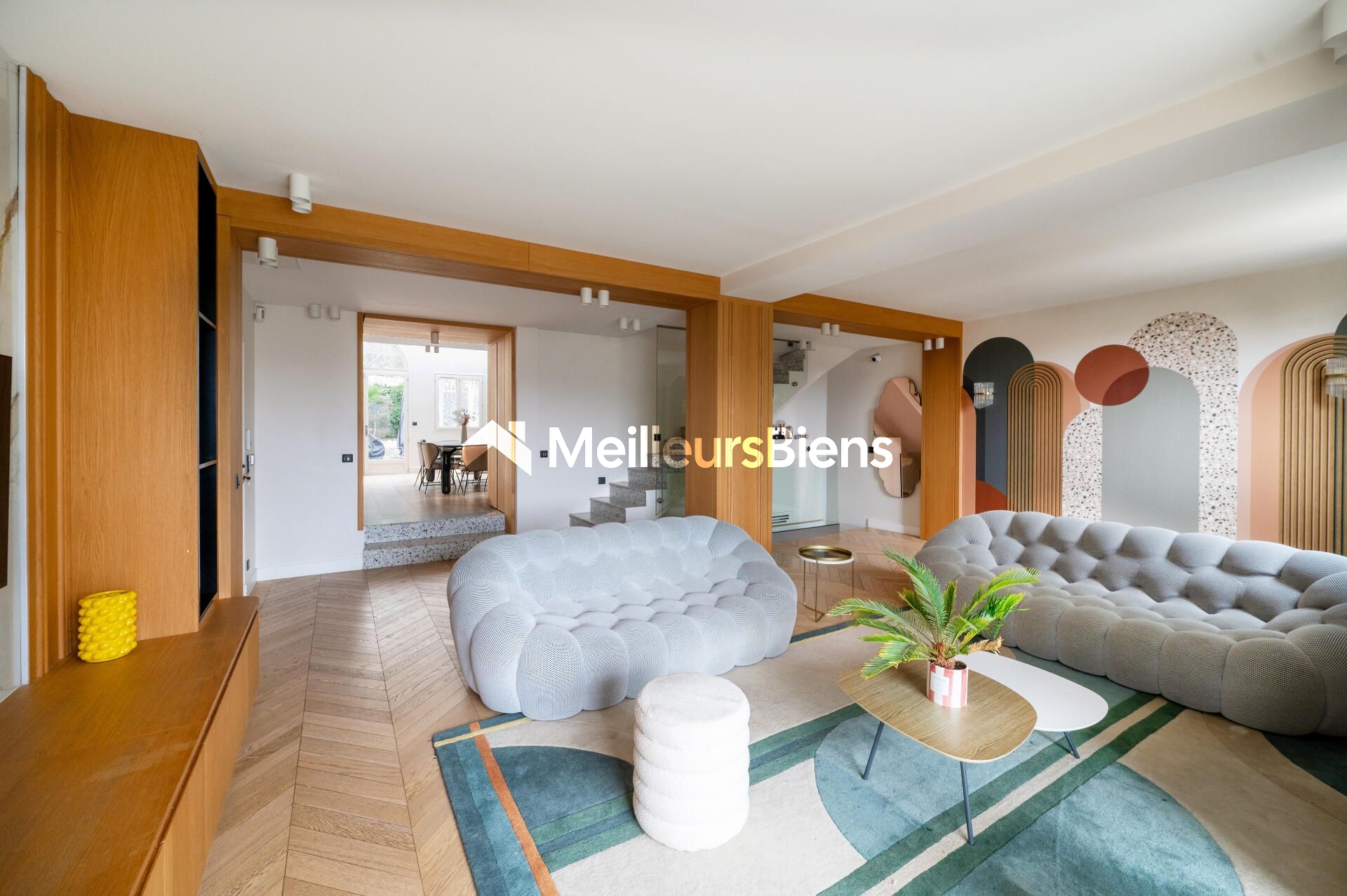 Maison adossée au parc de Saint-Cloud, entièrement rénovée, 5 chambres, beau jardin.