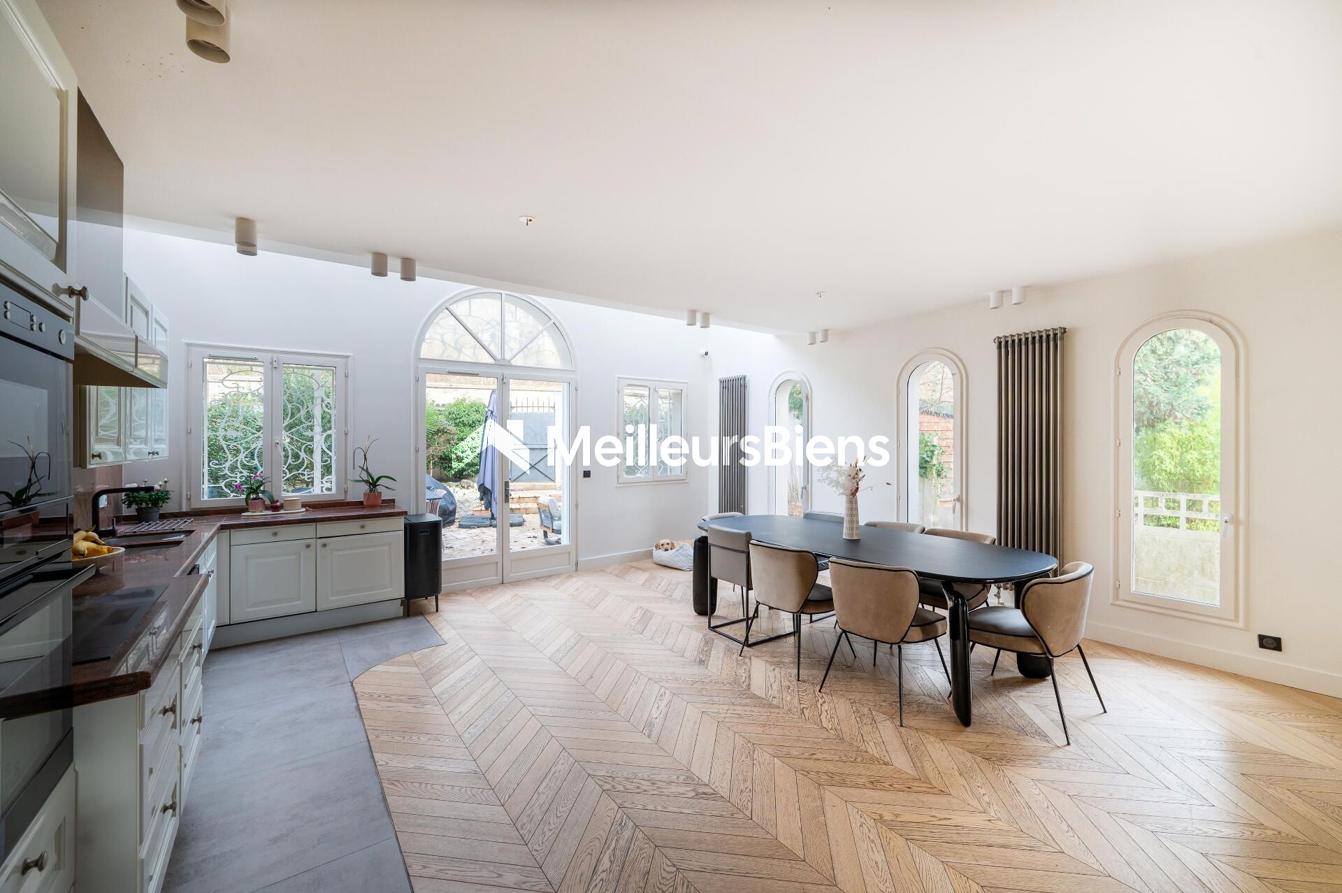 Maison adossée au parc de Saint-Cloud, entièrement rénovée, 5 chambres, beau jardin.