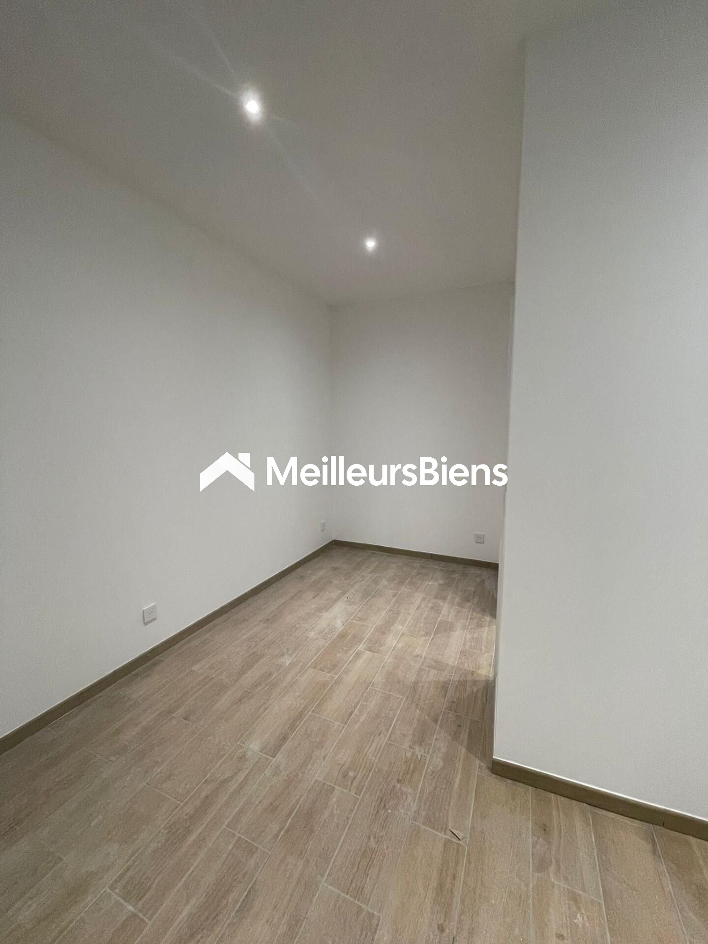 A saisir Lot de 2 Appartements refait à neuf hyper centre ville Saint Etienne rentabilité tres forte!