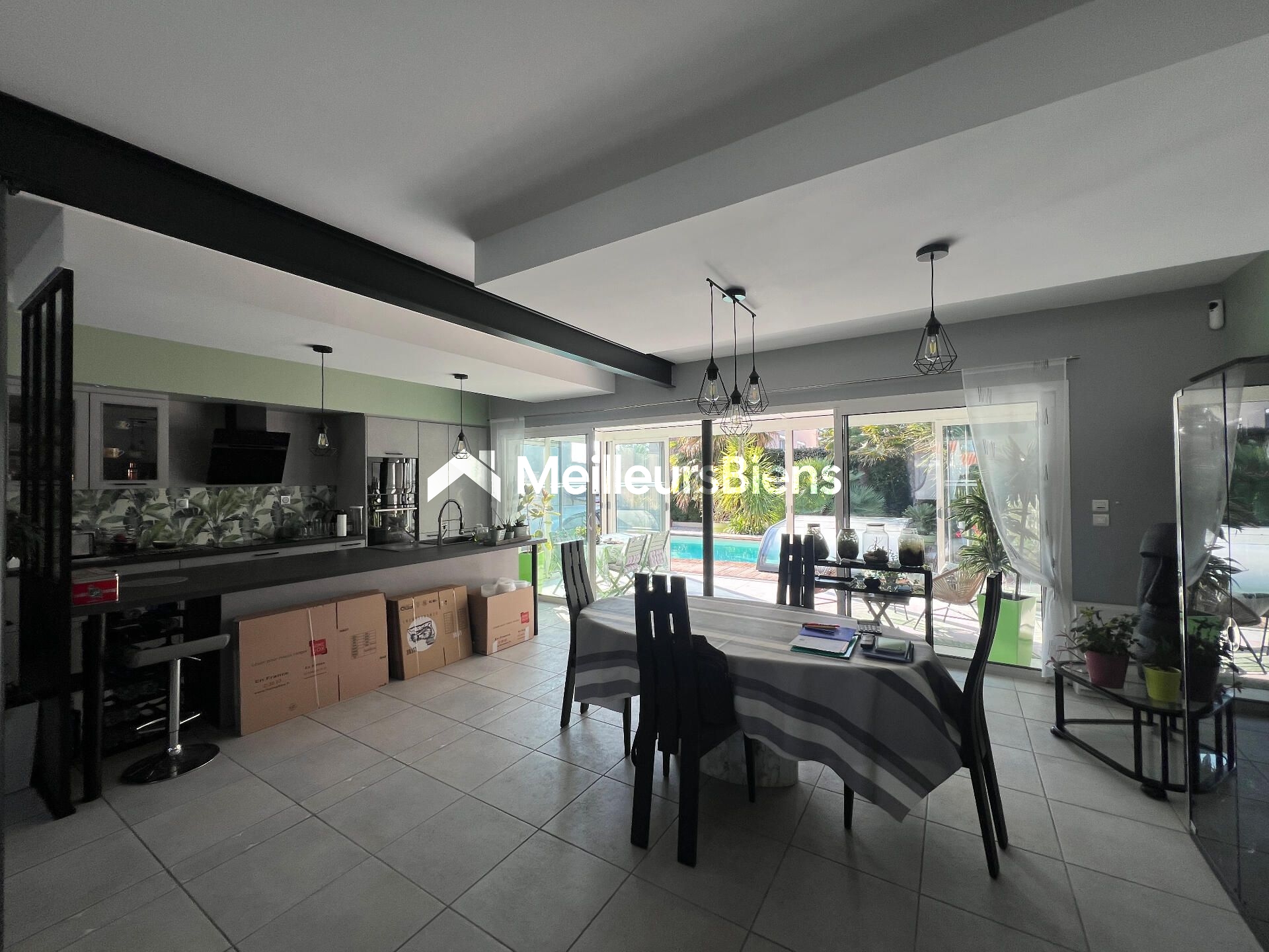 Superbe maison familiale de 167 m 2 hab + piscine+véranda+garage