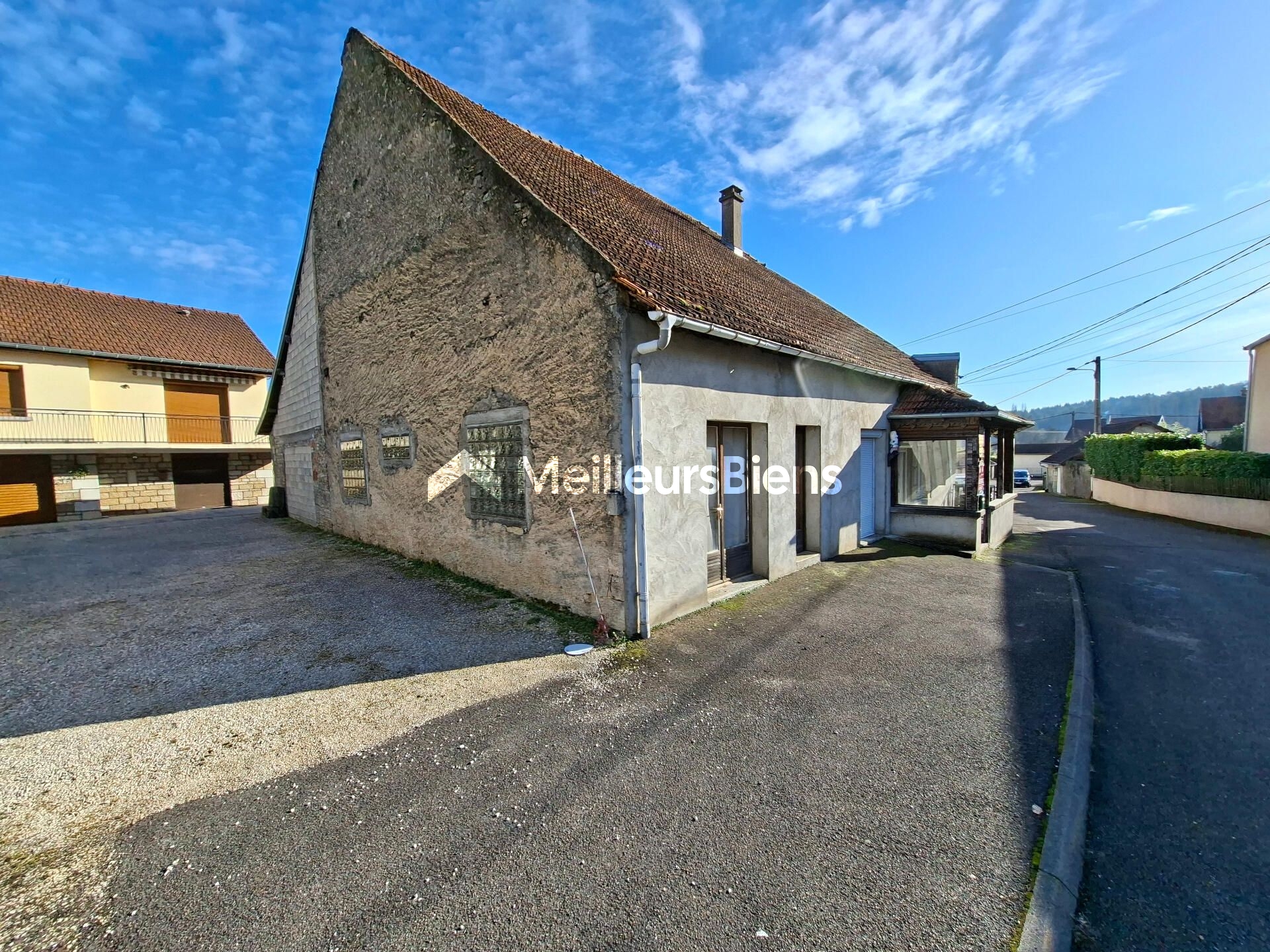 Maison de campagne avec dépendances et garage