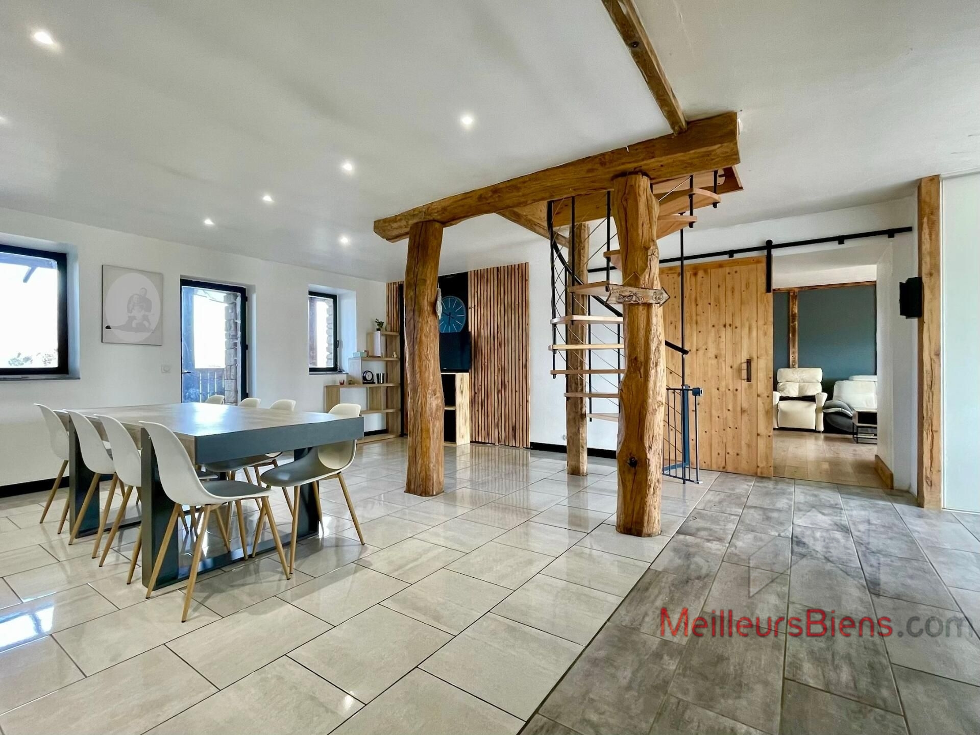 Maison en pierres de 157 m2 avec 2,6 ha de terrain à Courlaoux