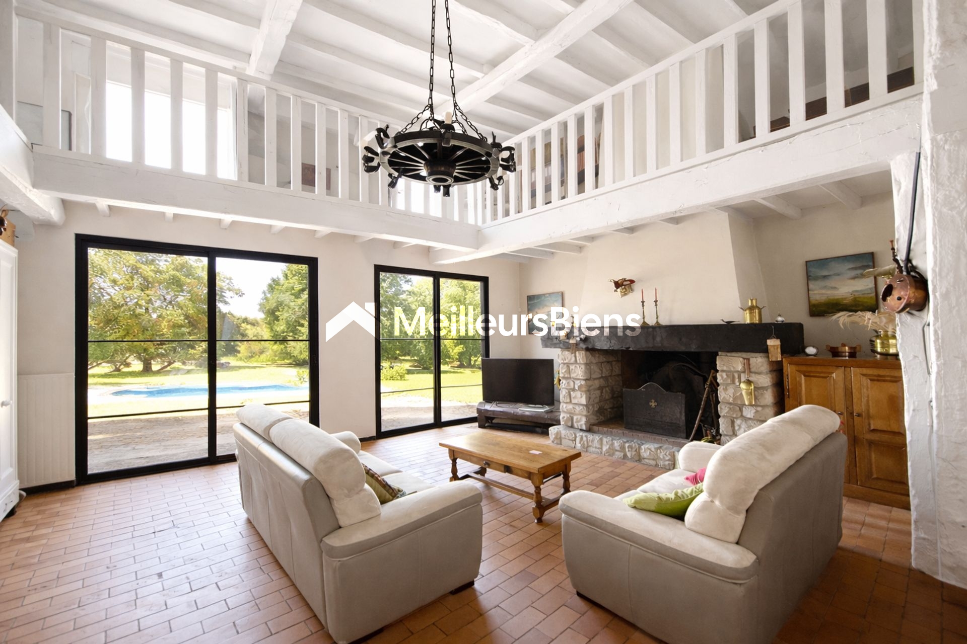 Propriété offrant 248 m² habitables sur une parcelle de 6 280 m², avec piscine et deux dépendances