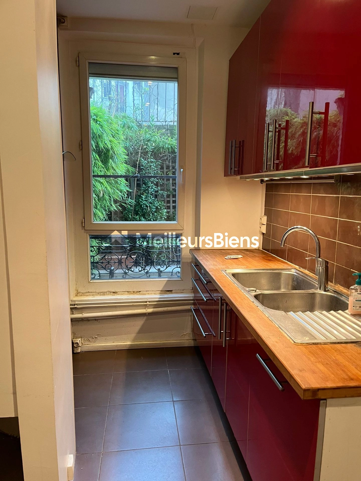 Duplex à fort potentiel, à rénover avec cour plein sud et multiples possibilités d’aménagement.