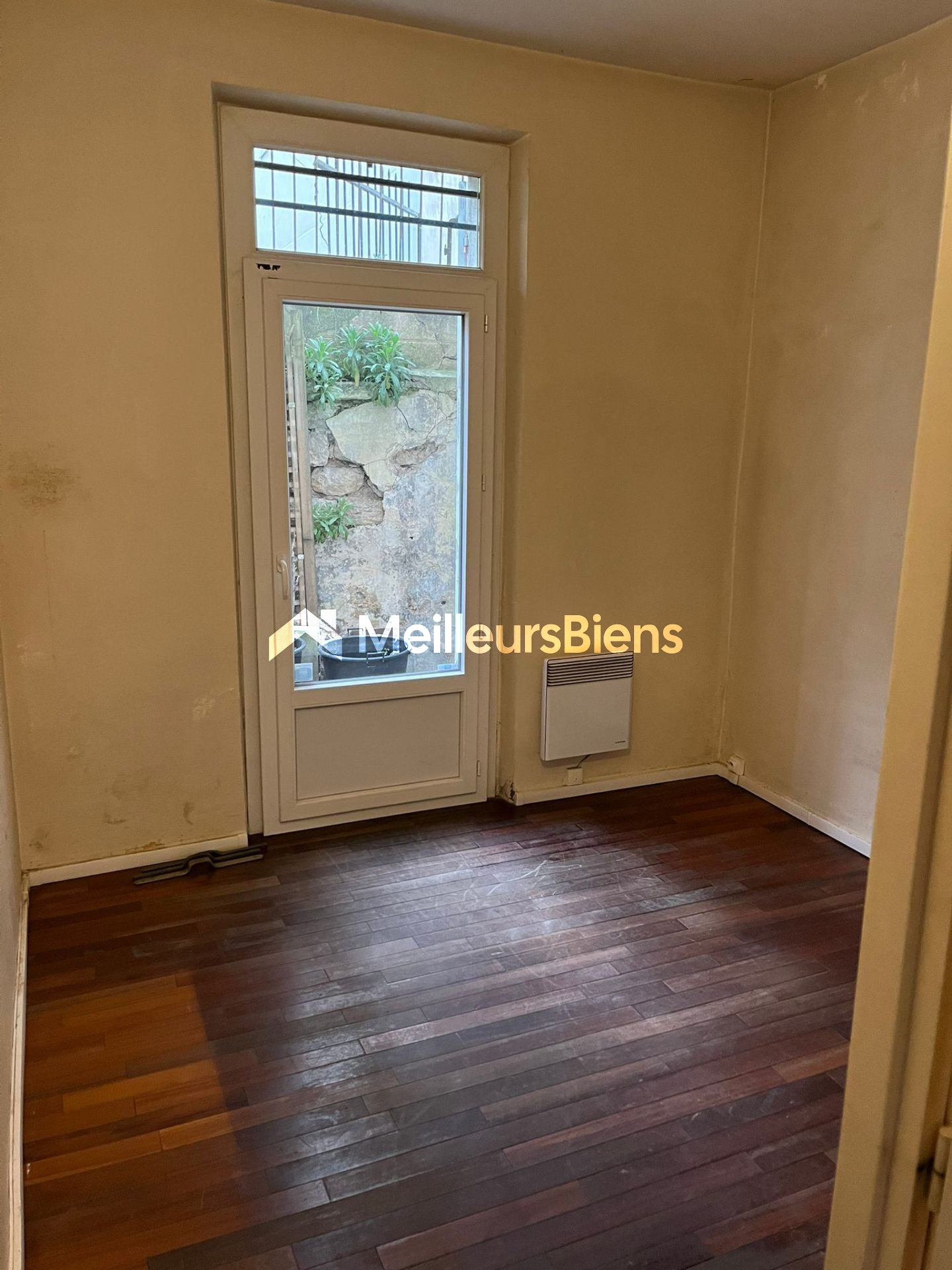 Duplex à fort potentiel, à rénover avec cour plein sud et multiples possibilités d’aménagement.